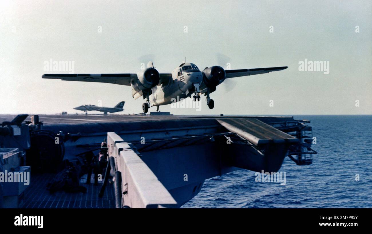 Un avion de type Trader C-1A prend son décollage du pont de vol du porte- avions USS NIMITZ (CVN 68). Le C-1A est un avion de livraison à bord (DCO)  conçu pour transporter