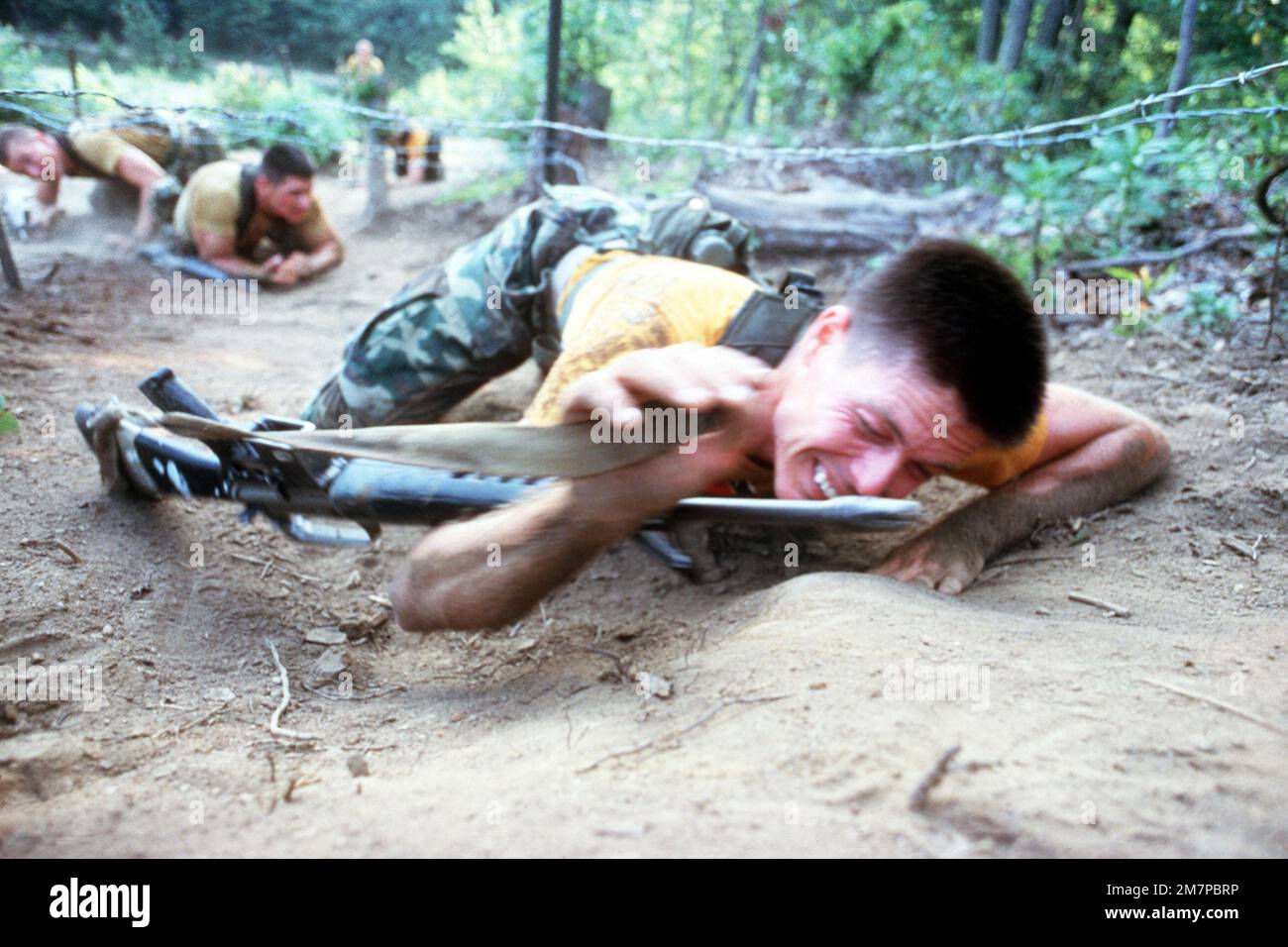 Un candidat officier de la Marine, armé d'un fusil M-16A1, effectue une formation physique quotidienne tout en assistant à l'école de candidat officier du Commandement du développement et de l'éducation du corps de la Marine. Base: Corps de marine base, Quantico État: Virginie (va) pays: Etats-Unis d'Amérique (USA) Banque D'Images