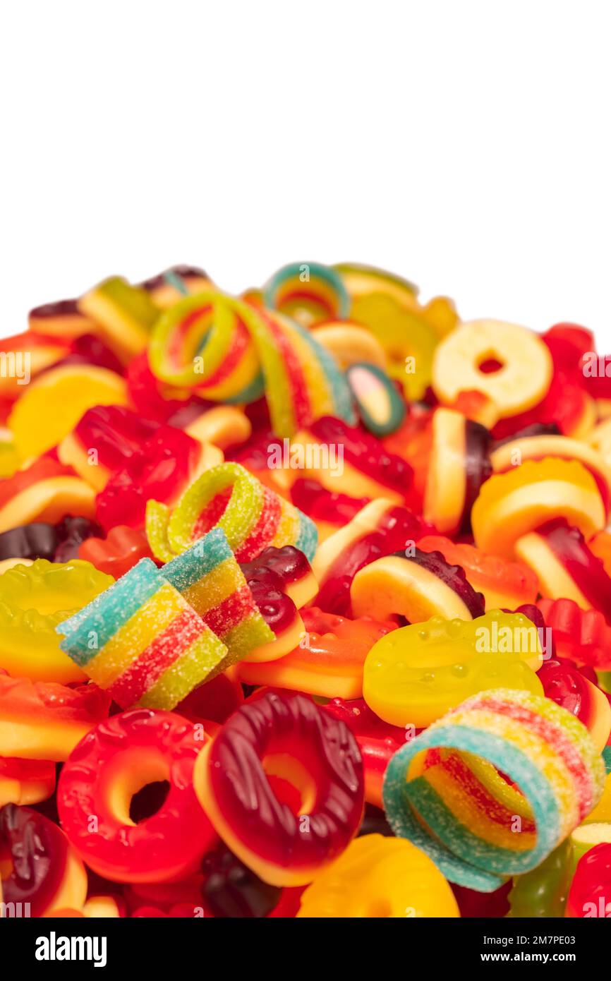 Bonbons colorés variés. Vue de dessus. Beignets en gelée. Ours en gelée. Isolé sur un fond blanc. Banque D'Images