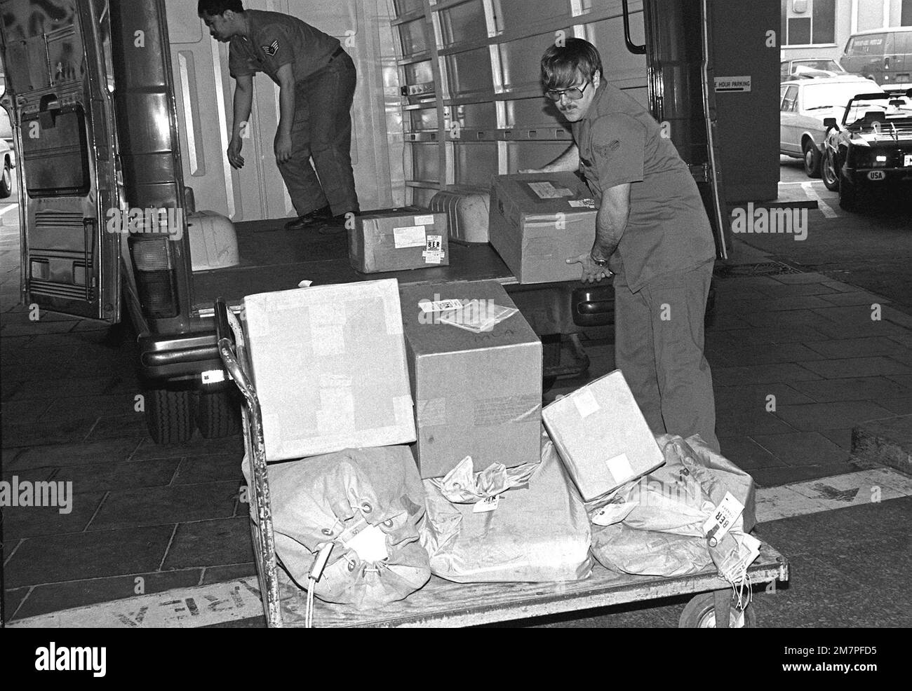 Les membres du personnel du bureau de poste déchargent le courrier d'un camion à l'aéroport central de Tempelhof. Base: Berlin Ouest pays: Allemagne / Allemagne (DEU) Banque D'Images