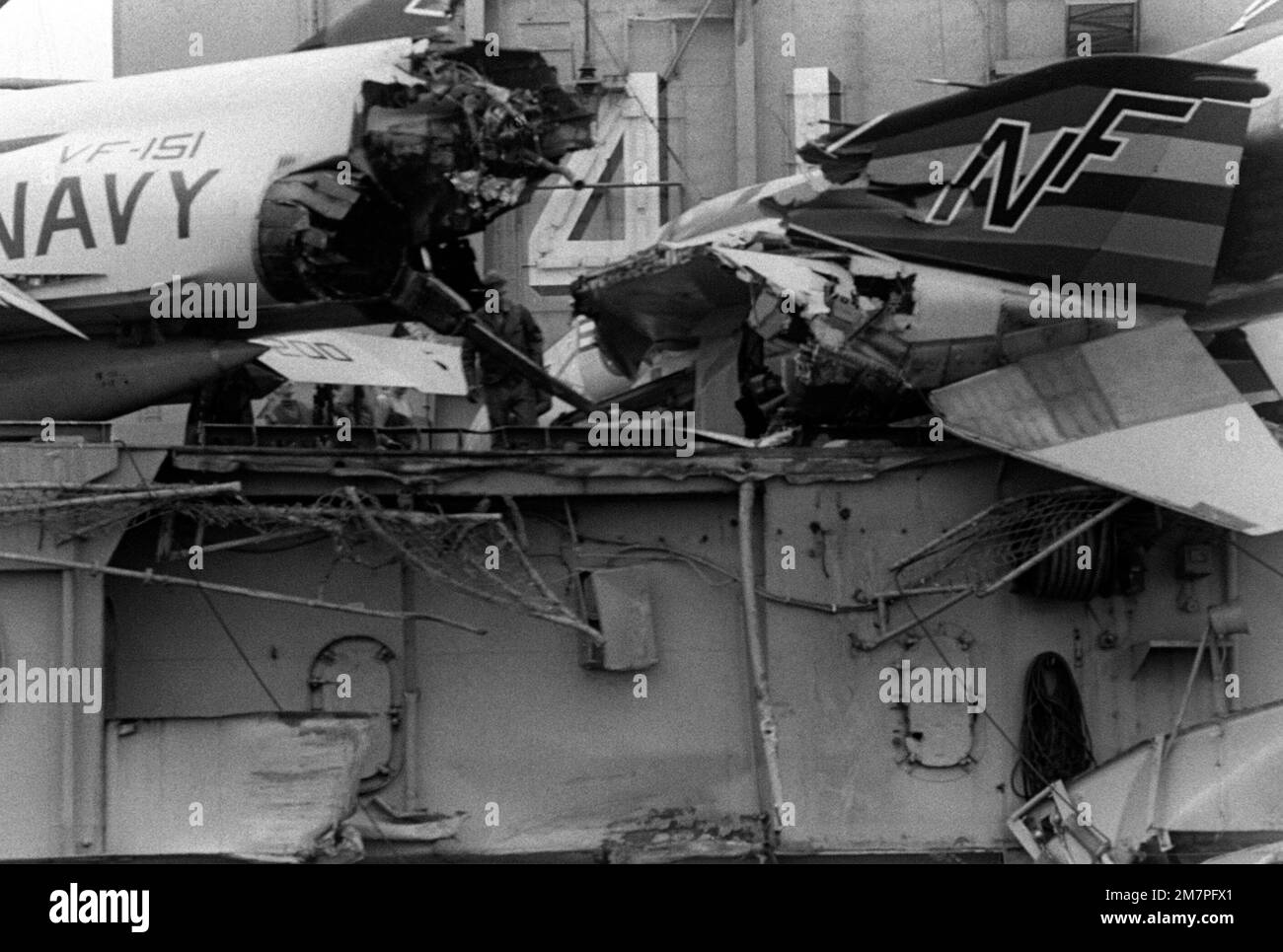 Vue d'un F-4 Phantom II dont la section de queue a été coupée lorsque le porte-avions USS MIDWAY (CV 41) est entré en collision avec le CACTUS du cargo panaméen. Base: Station navale, Subic Bay État: Luzon pays: Philippines (PHL) Banque D'Images