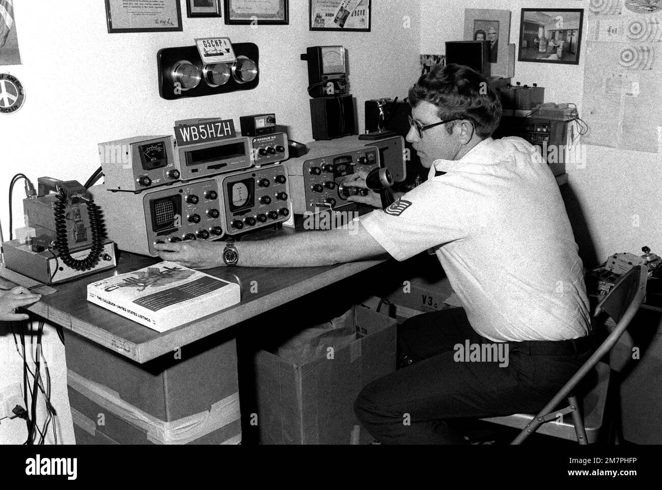 Un contrôleur de tâche WiNG définit sa radio HAM. Le contrôleur, affecté au 513rd Escadron de maintenance sur le terrain, est le seul contrôleur américain agréé Opérateur de HAM de la Force aérienne au Royaume-Uni. Base: RAF Mildenhall pays: Grande-Bretagne / Angleterre (GBR) Banque D'Images