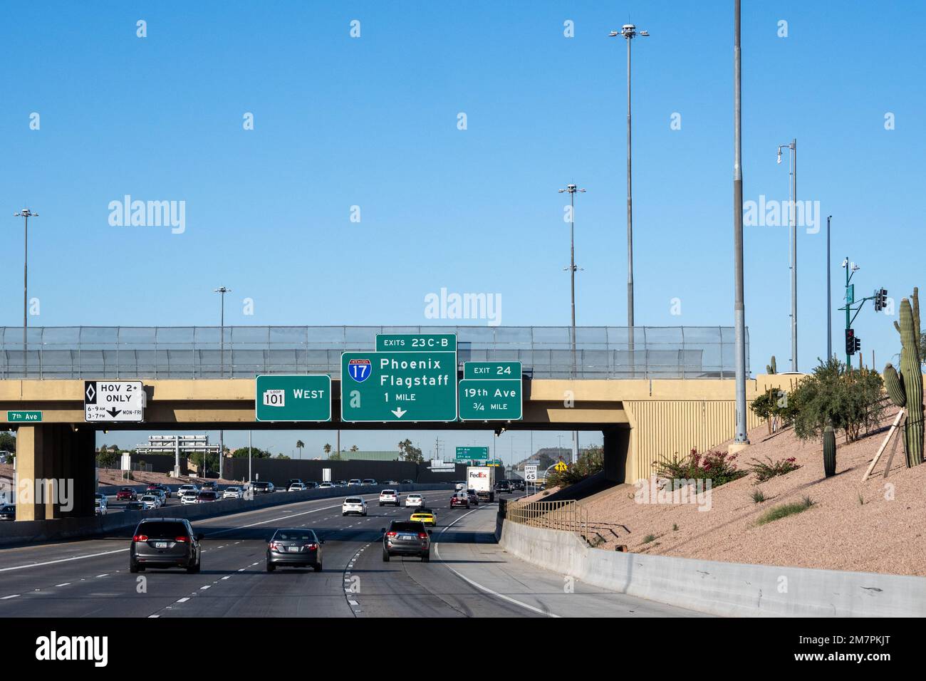 Phoenix, AZ - 17 novembre 2022 : panneaux sur la Pima Freeway, Loop 101 West pour la sortie 23 C - B Interstate 17 vers Flagstaff ou Phoenix et sortie 24 pour 19th Banque D'Images