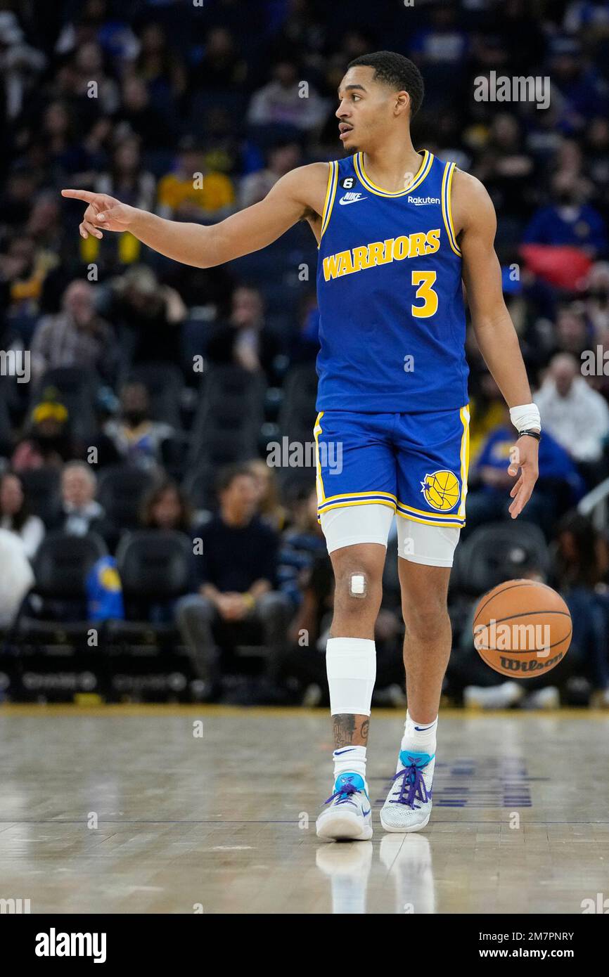 Golden State Warriors guard Jordan Poole moves the ball during the second half of an NBA basketball game against the Indiana Pacers in San Francisco, Monday, Dec. 5, 2022. (AP Photo/Godofredo A. Vásquez) Banque D'Images
