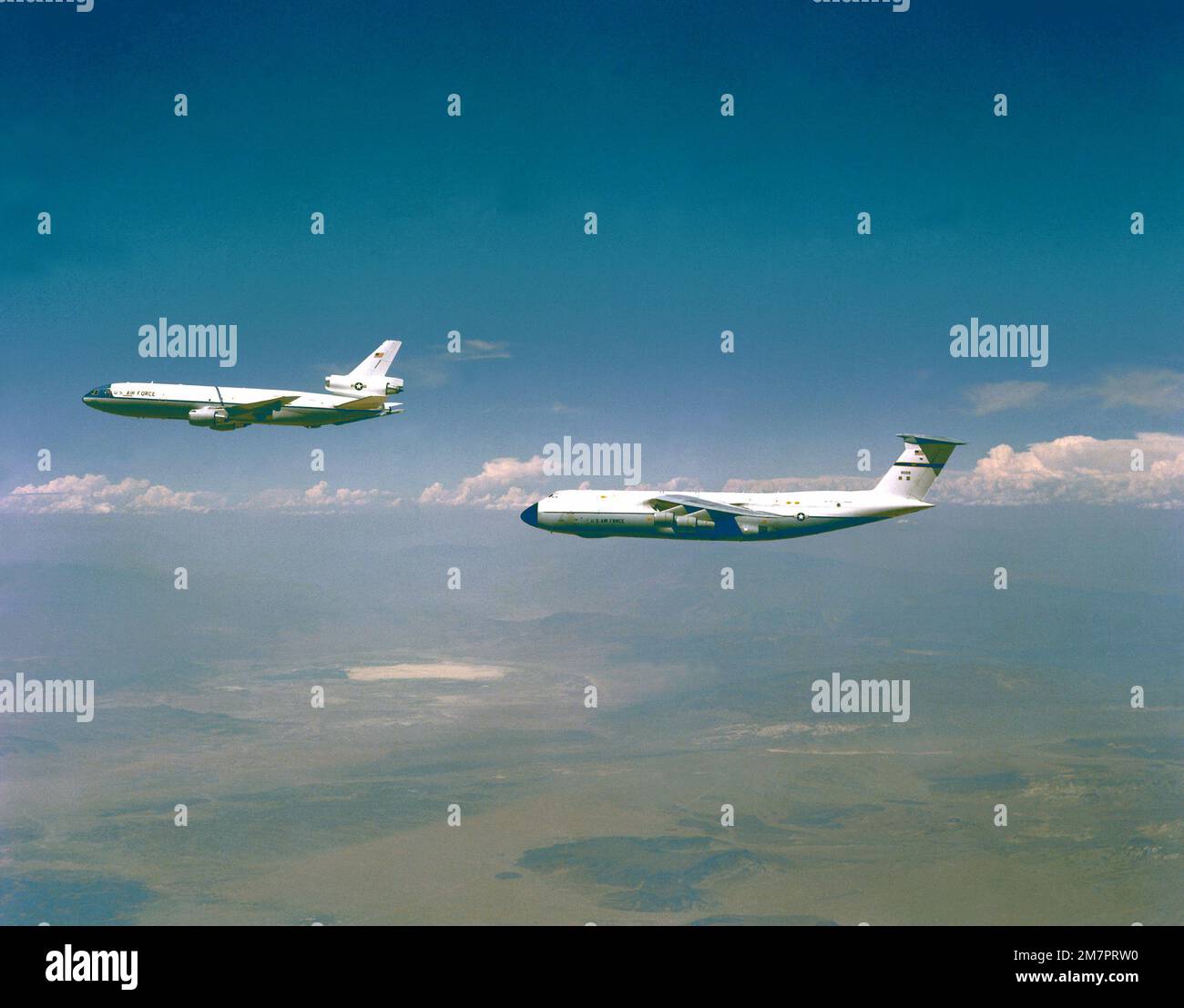 VUE aérienne à gauche d'un avion KC-10 Extender, avant, et d'un avion C-5A Galaxy. Pays : inconnu Banque D'Images