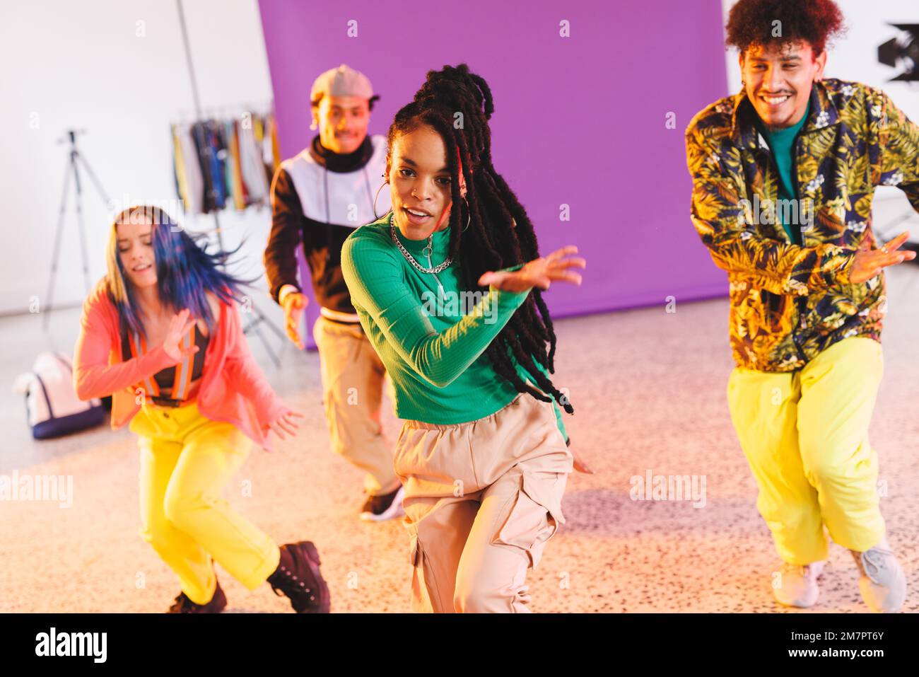 Image d'un groupe de danseurs de hip-hop féminins et masculins prenant part à la photo Banque D'Images