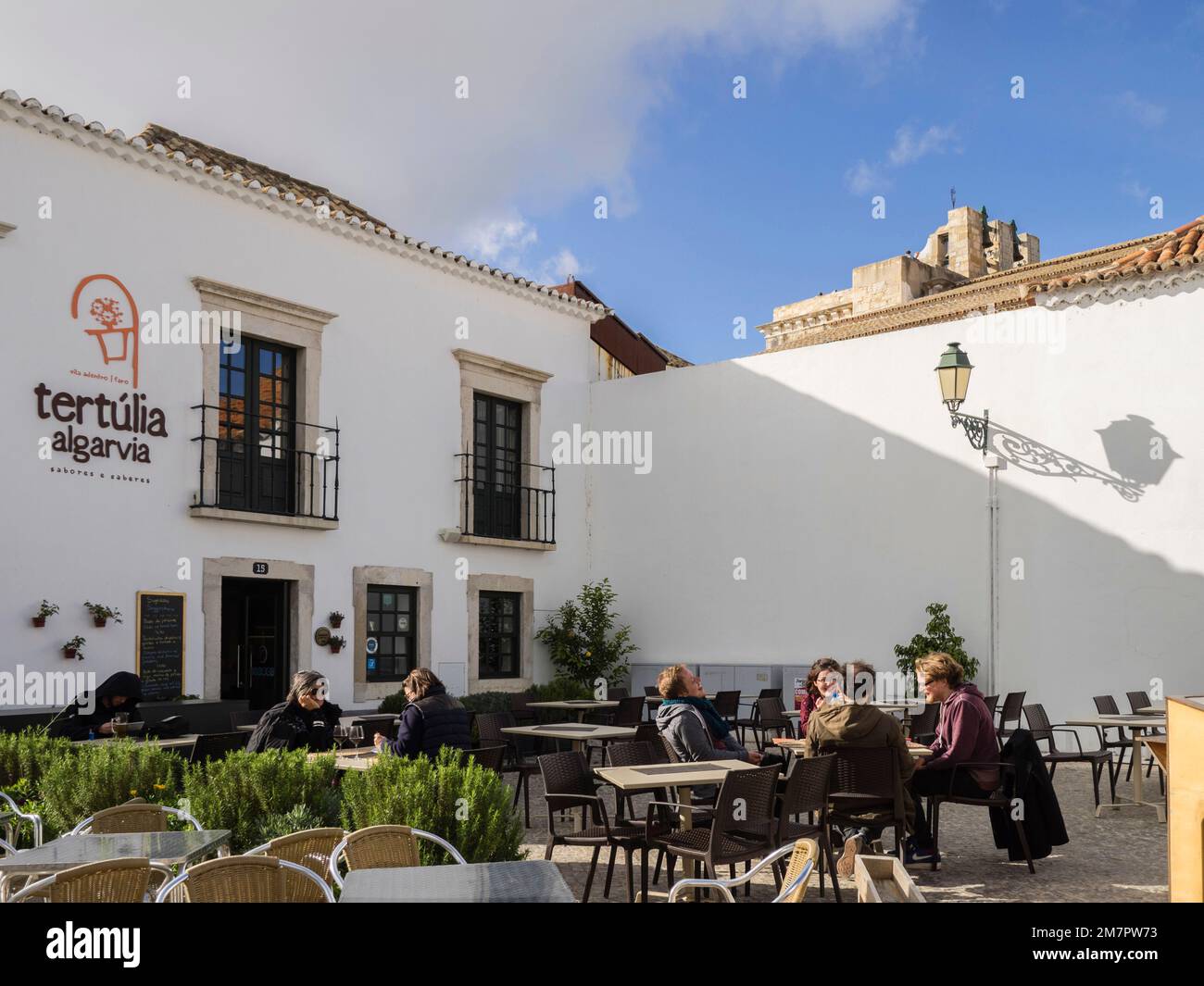 Profitez du soleil d'hiver, café dans la vieille ville, Faro, Portugal, Europe Banque D'Images