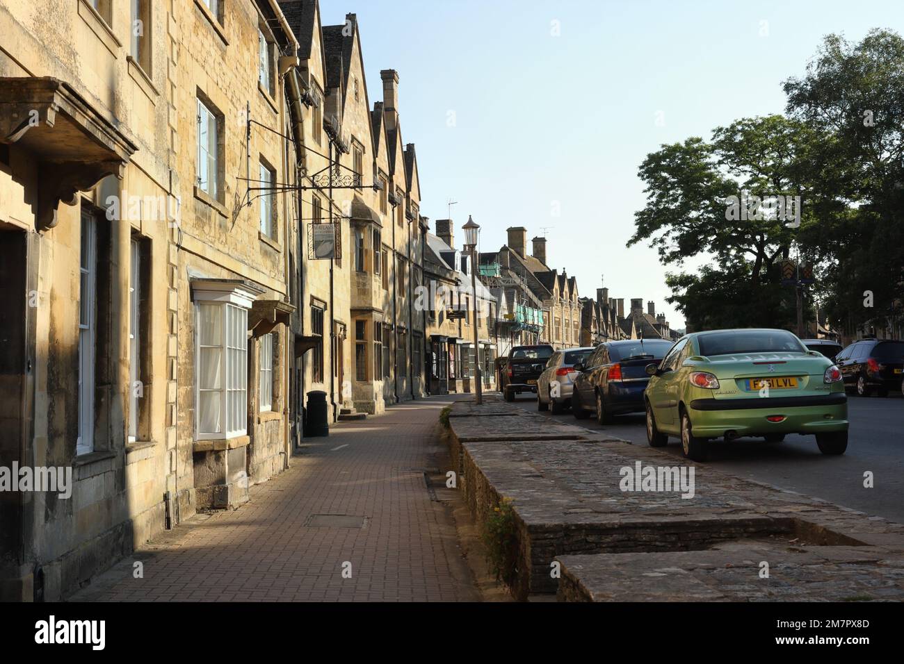 Vue le long de la High Street à Chipping Campden, Gloucesteshire les Cotswolds Angleterre, Rural English Market Town architecture historique maisons d'époque Banque D'Images