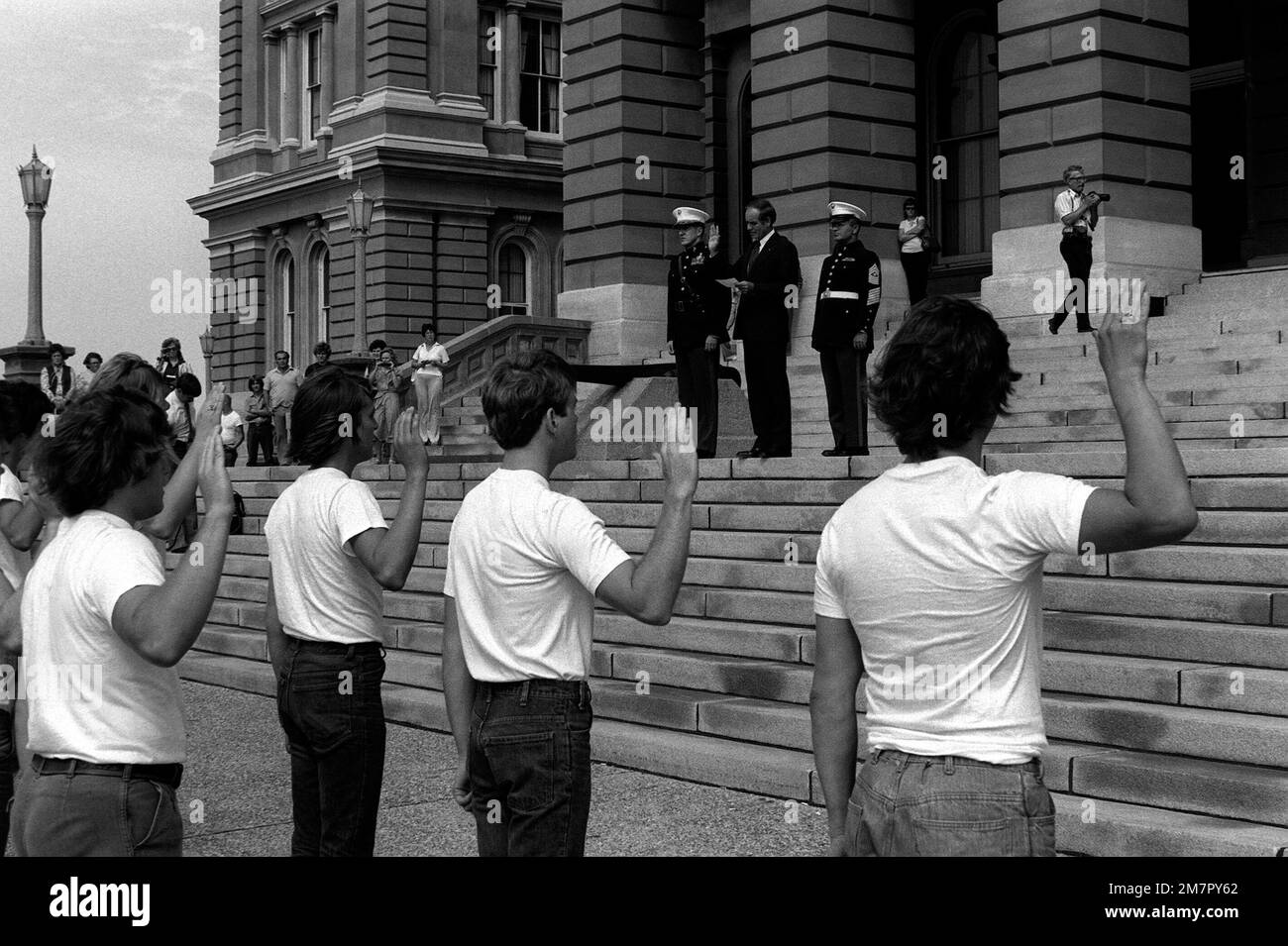 Le peloton de l'État de l'Iowa a le privilège spécial d'être assermenté par le gouverneur Robert D. Ray. Base : des Moines État : Iowa (IA) pays : États-Unis d'Amérique (USA) Banque D'Images