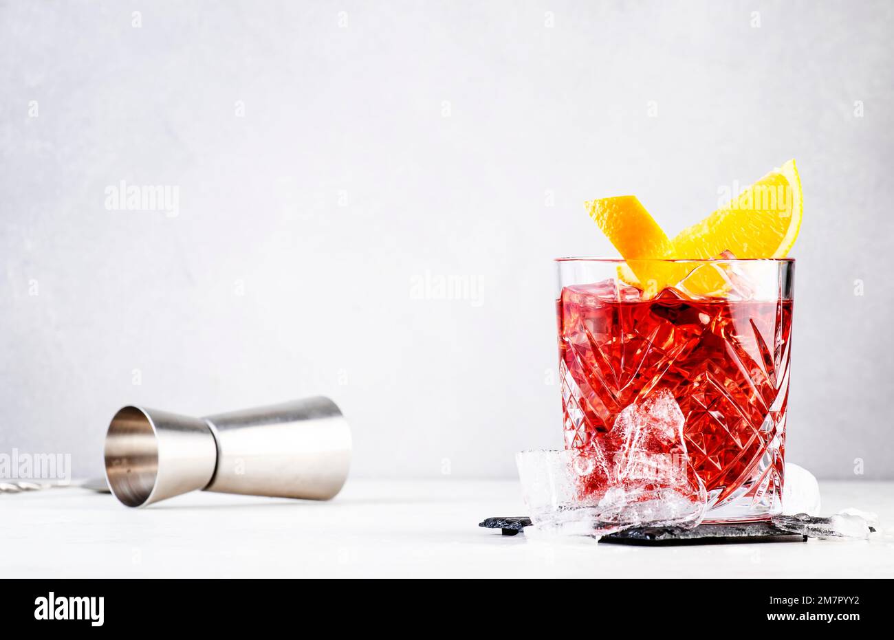 Cocktail alcoolisé Negroni avec gin sec, vermouth rouge et amer rouge