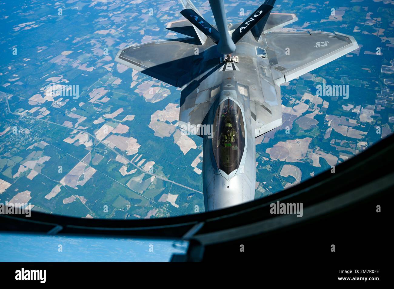 A ÉTATS-UNIS Le Raptor de la Force aérienne F-22, avec l'aile Fighter 325th, approche d'un KC-135 Stratotanker avec l'aile de ravitaillement en vol 117th, de la Garde nationale aérienne de l'Alabama, afin de ravitailler en vol pendant l'Sentinelle Savannah 11 mai 2022, dans une zone d'opérations militaires au-dessus de la Floride. Sentry Savannah est le premier exercice contre-aérien de la Garde nationale aérienne, qui comprend 10 unités d’avions de combat de quatrième et cinquième génération, qui teste les capacités des combattants dans un environnement proche-pair simulé et forme la prochaine génération de pilotes de chasse au combat de demain. Banque D'Images