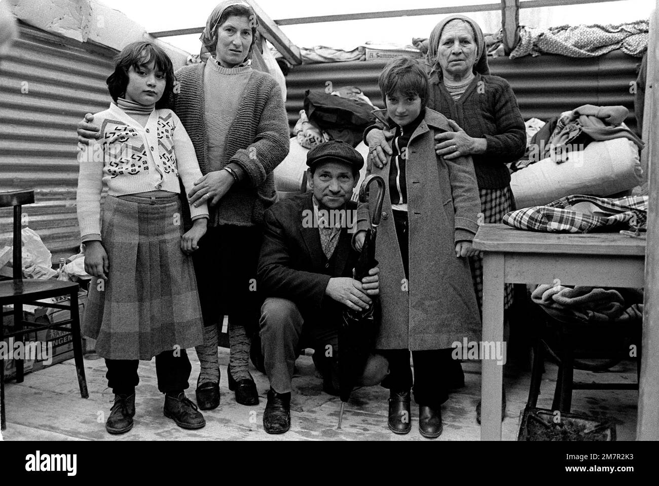 Une famille pose pour une image dans leur pauvre-à-abri après un grand tremblement de terre sur 23 novembre. Pays: Italie (ITA) Banque D'Images