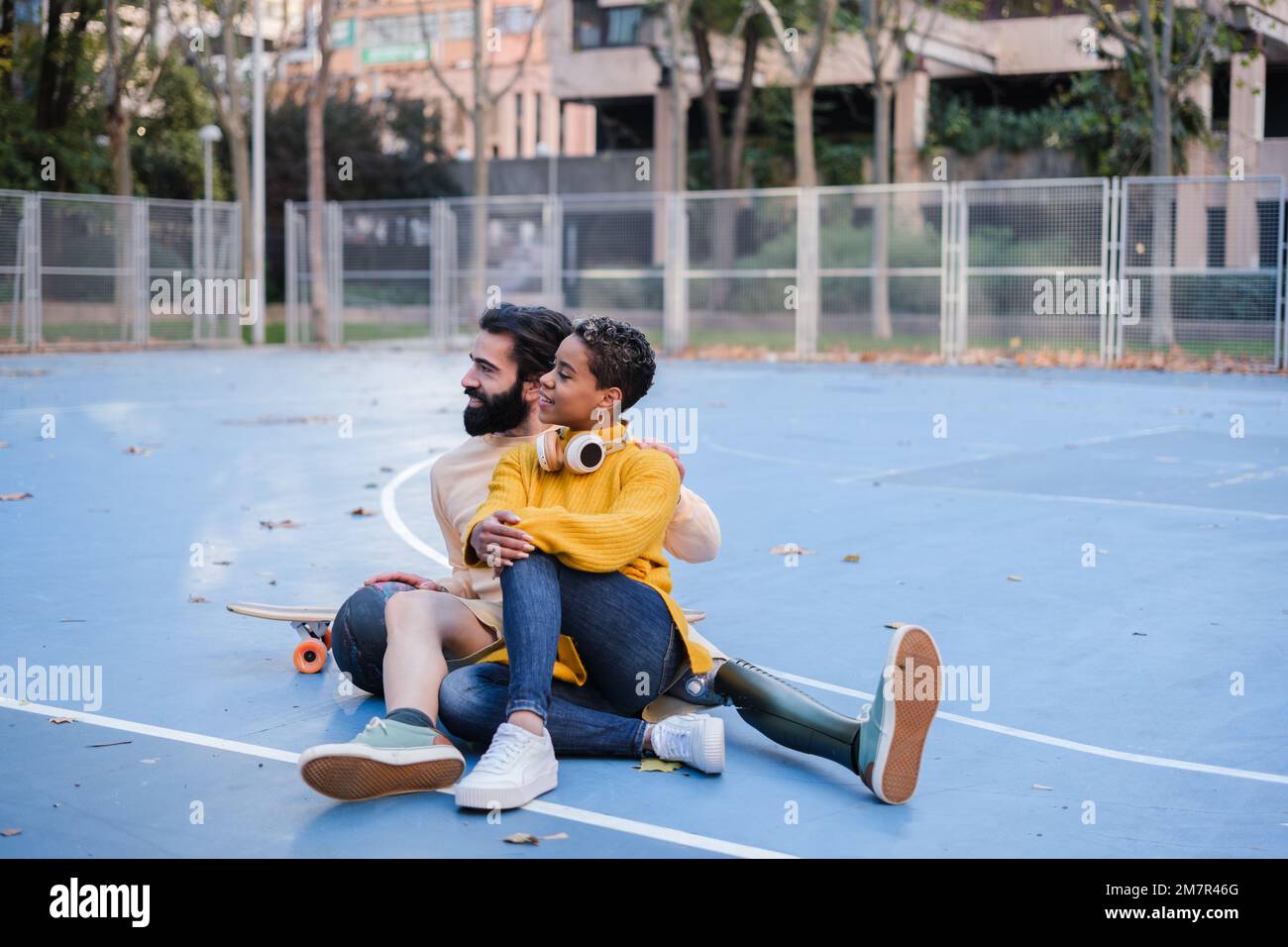 Couple diversité culturelle. Homme avec jambe prothétique et femme avec cheveux courts - concept d'intégration de couple Banque D'Images