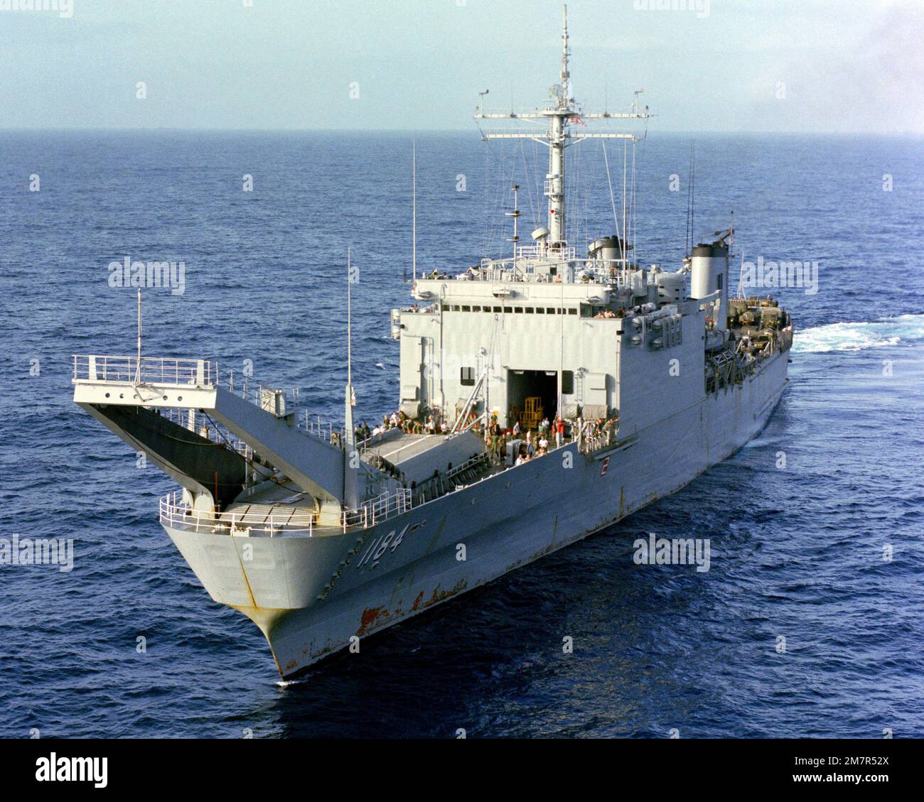 Une vue aérienne de l'avant-port du navire-citerne USS FREDERICK (LST 1184) est en cours. Pays : Océan Pacifique (POC) Banque D'Images