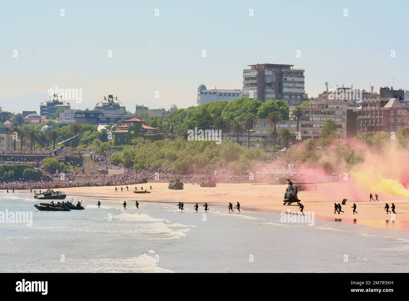 AAV-7A véhicules amphibies sur la plage Eurocopter AS332B1 Super Puma hélicoptères et soldats dans la Journée des forces armées de surf mai 2009 Banque D'Images