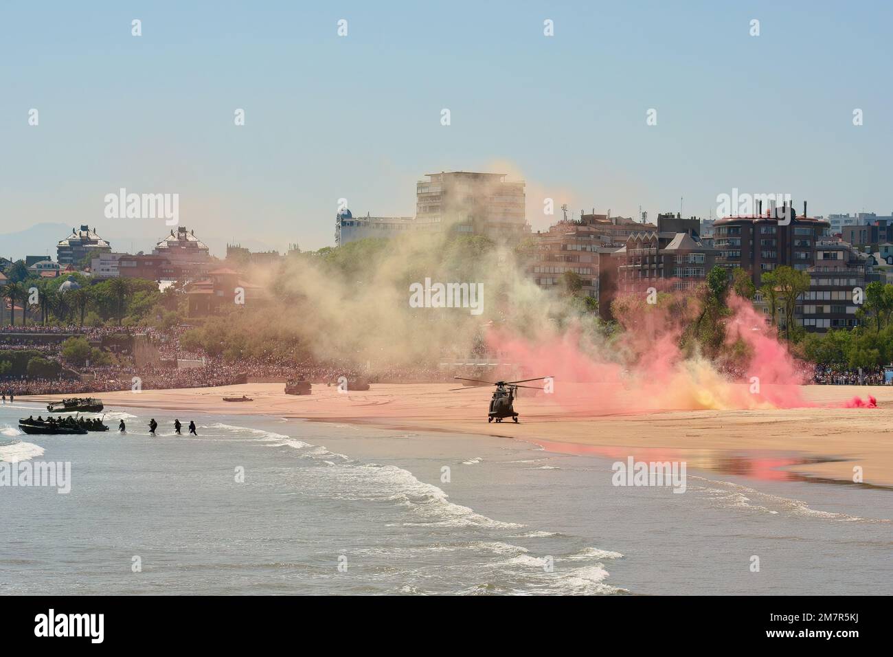 AAV-7A véhicules amphibies sur la plage Eurocopter AS332B1 Super Puma hélicoptères et soldats dans la Journée des forces armées de surf mai 2009 Banque D'Images