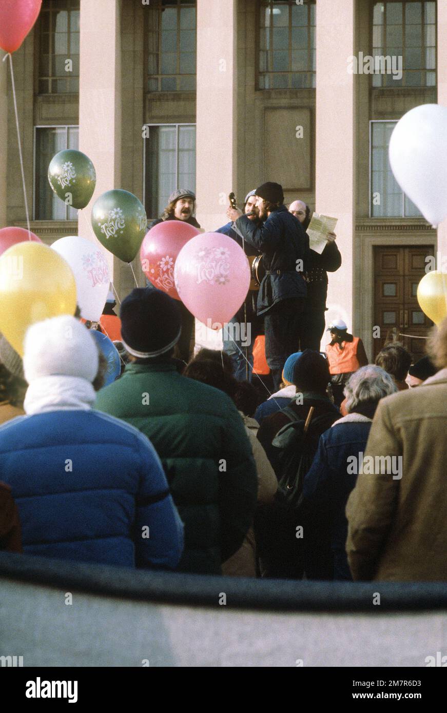 Ces activistes chantent et jouent de la musique lors d'une manifestation anti-guerre en dehors du Pentagone. Base: Arlington État: Virginia (va) pays: Etats-Unis d'Amérique (USA) Banque D'Images