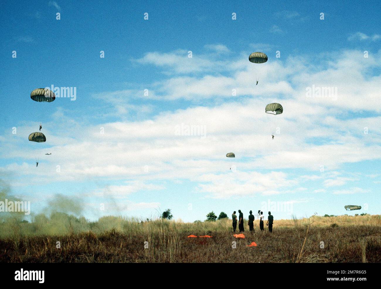 Les parachutistes de l'armée philippine descendent dans la zone de chute après avoir sauté d'un avion de l'aile du transport aérien tactique de 374th. Base: Fort Magsaysay État: Luzon pays: République des Philippines (PHL) Banque D'Images