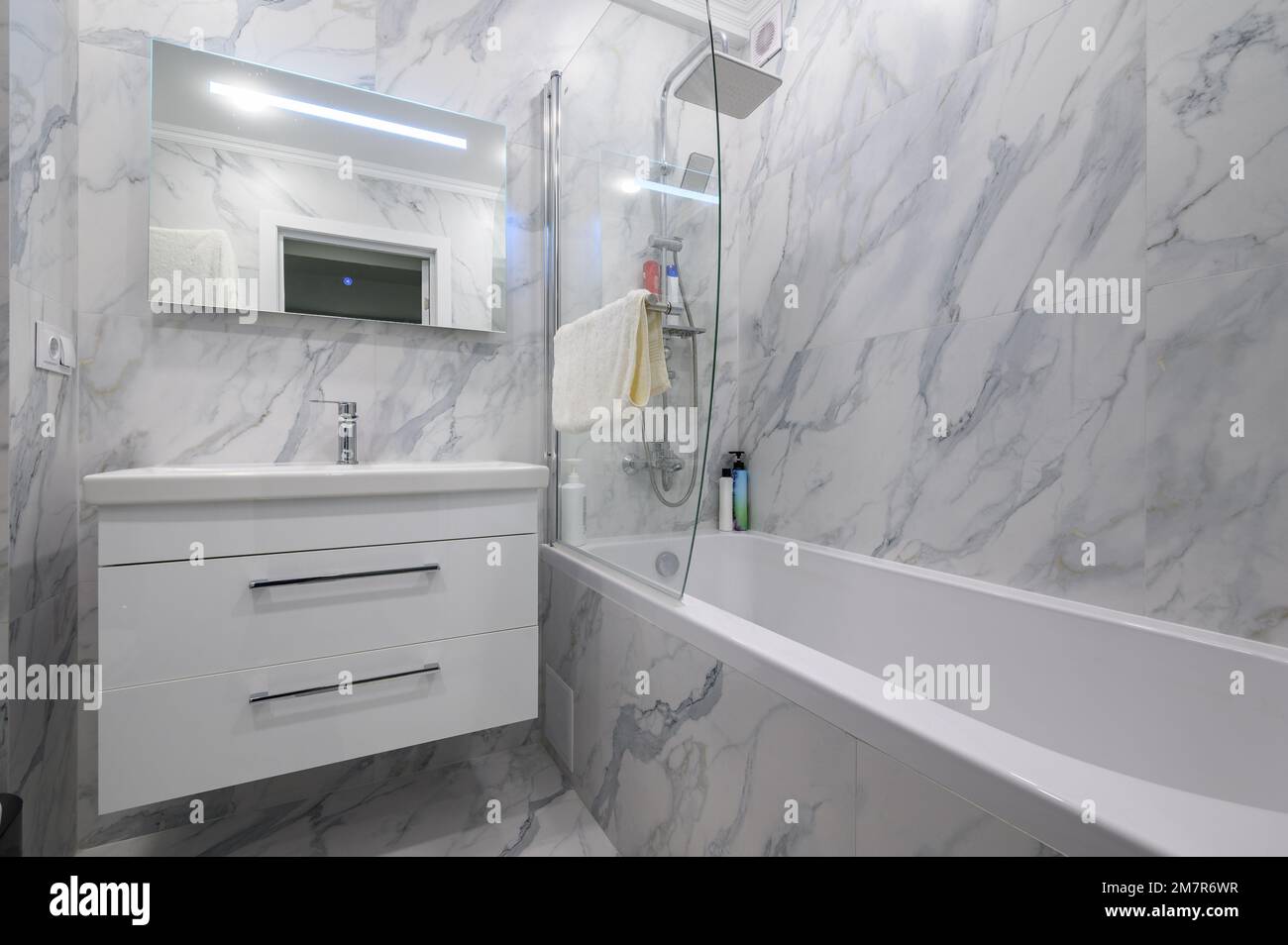 Salle de bains moderne en marbre blanc Banque D'Images