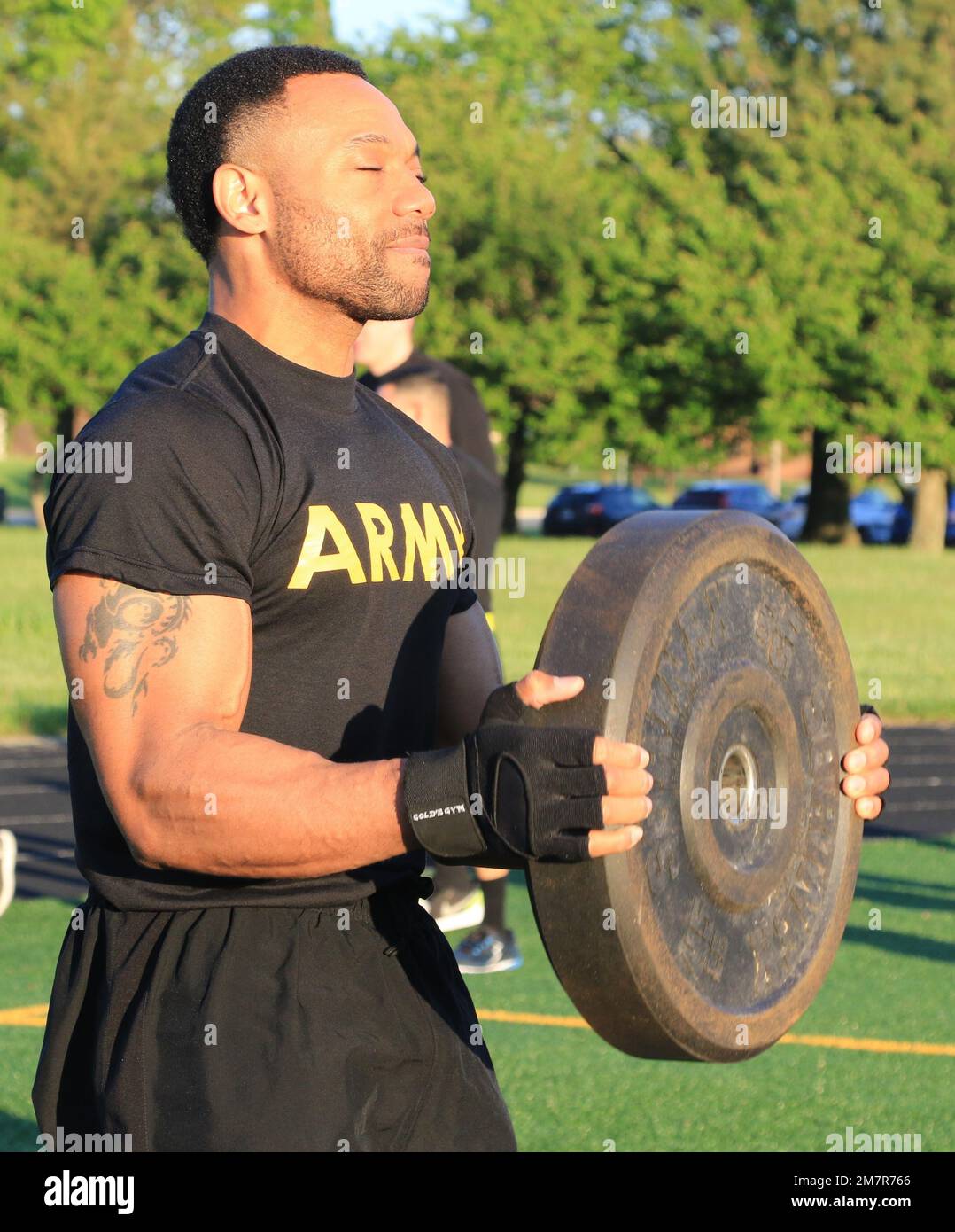 Le major Charles D. Foster, le chef de la gestion des connaissances du Commandement CBRNE en 20th, a obtenu le score maximum de 600 points lors du combat Fitness Test de l'Armée de terre sur le terrain d'essai d'Aberdeen, Maryland. Foster, qui est un entraîneur personnel certifié, a déclaré que le nouveau Programme de condition physique de combat de l'Armée de terre est une meilleure façon de mesurer la condition physique d'un soldat que le test précédent. ÉTATS-UNIS Photo de l'armée par Andrew D. Monath. Banque D'Images