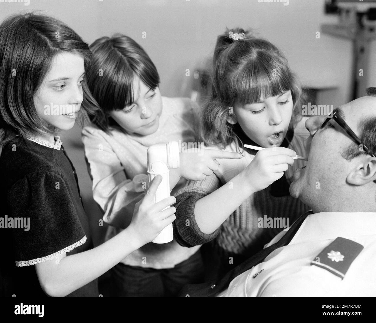 Le dentiste de la base LTC Charles Harrold permet aux enfants de regarder dans la bouche pendant le mois de la sensibilisation dentaire. Le dentiste fait la promotion d'un programme « faites connaissance avec votre dentiste » à l'école de niveau Anderson sur la base. Base: Eielson Air Force base État: Alaska (AK) pays: États-Unis d'Amérique (USA) Banque D'Images