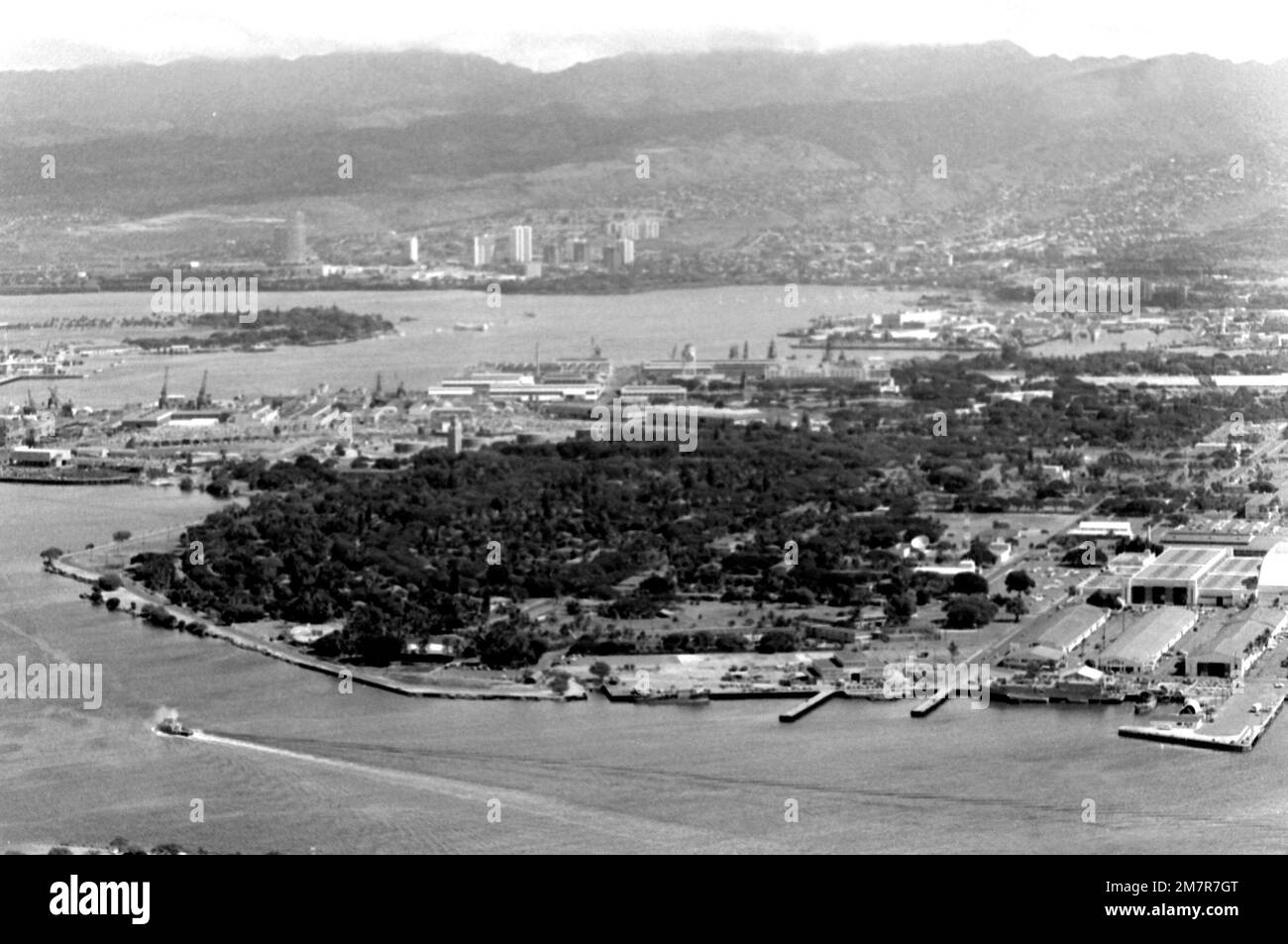 Vue aérienne du chantier naval au premier plan. L'AIEA en arrière-plan et l'USS ARIZONA Memorial entre les deux, près de Ford Island. Base: Pearl Harbor État: Hawaï (HI) pays: Etats-Unis d'Amérique (USA) Banque D'Images