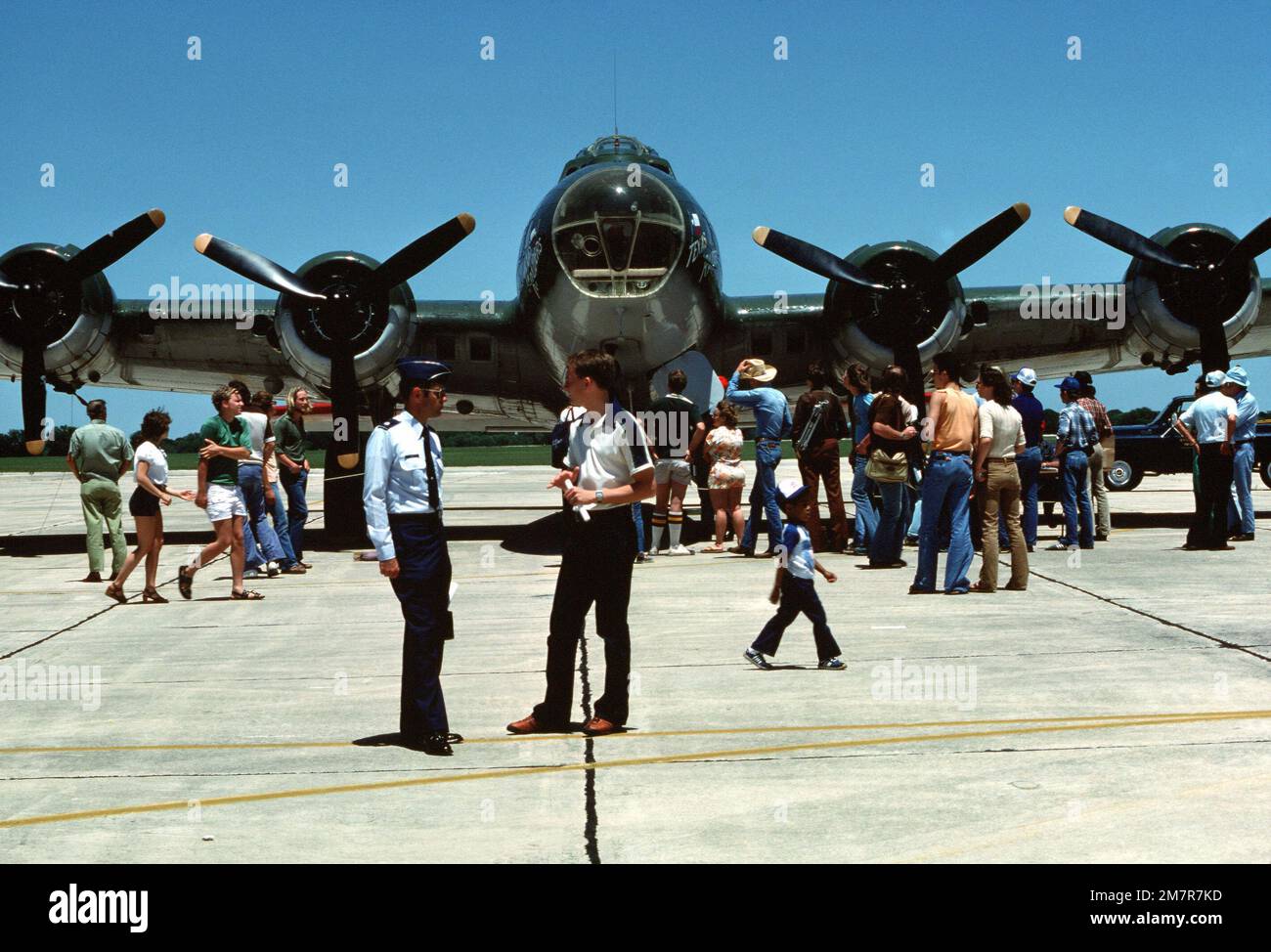 Les visiteurs voient un avion de la Force aérienne confédérée pendant la fête de l'Air célébrant le 50th anniversaire de la base. Base: Randolph Air Force base État: Texas (TX) pays: Etats-Unis d'Amérique (USA) Banque D'Images