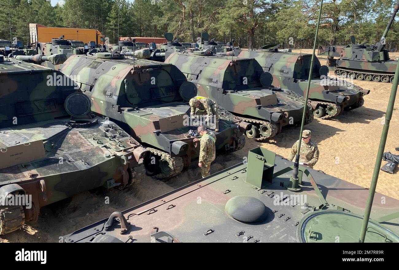 Plus de 900 pièces de l'Armée de terre ont prépositionné des stocks-2 de l'équipement de la Brigade de soutien sur le terrain de l'Armée de terre 405th a été envoyé aux soldats de la Garde nationale de l'Armée de terre du 1st Bataillon, 109th Régiment d'artillerie de campagne, dans une zone de configuration et de transfert d'équipement avant, ou ECHA, à Pabradė, en Lituanie, en 10-12 mai. Cela comprenait M109 obusiers automoteurs Paladin, M992 véhicules de soutien de munitions d'artillerie de campagne, M1068 véhicules blindés de poste de commandement, M107 transporteurs de systèmes de charge palettisés, Humvees et plus encore. Tout l’équipement a été tiré du chantier APS-2 du Bataillon de soutien de l’Armée de terre-Allemagne à Dülme Banque D'Images