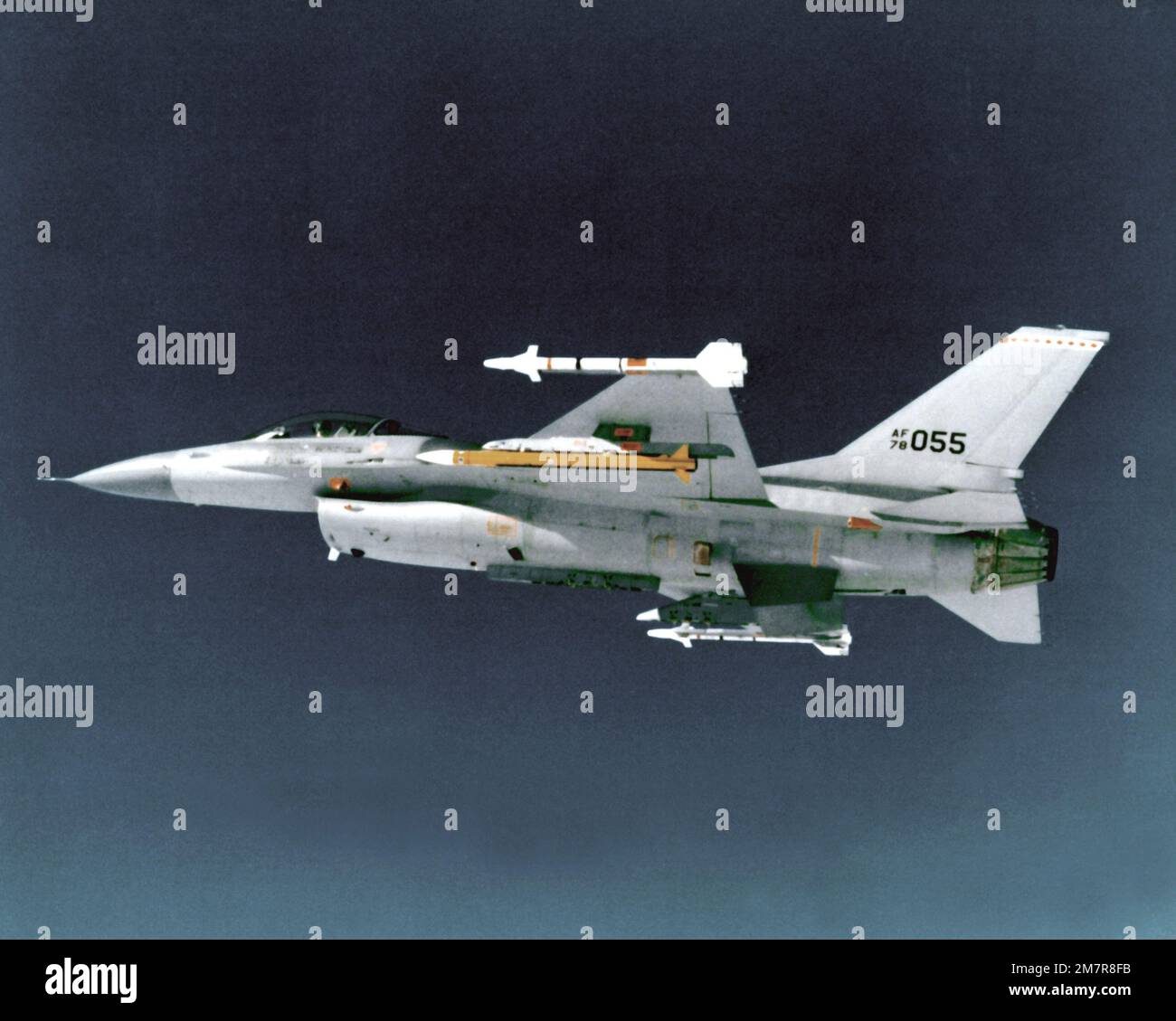 VUE de dessous gauche air-air d'un F-16 Fighting Falcon transportant un missile air-air à moyenne portée avancé jaune et des missiles SIDEWINDER AIM-9J sur les extrémités d'aile. Base: Eglin Air Force base État: Floride (FL) pays: Etats-Unis d'Amérique (USA) Banque D'Images