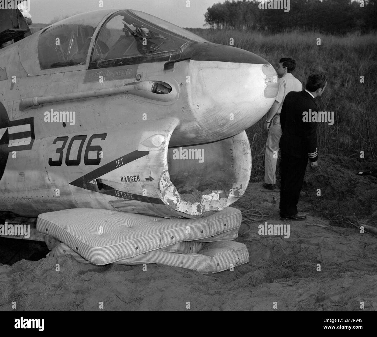 Les matelas de lit servent à amortir la partie nez d'un escadron d'attaque 66 (va-66) A-7E Corsair II pendant les opérations de récupération. L'avion a subi des dommages modérés à son train de roulement et des dommages structurels à son châssis principal lorsqu'il a fait un atterrissage en collision. Base: Naval Air Station, Cecil Field État: Floride (FL) pays: Etats-Unis d'Amérique (USA) Banque D'Images