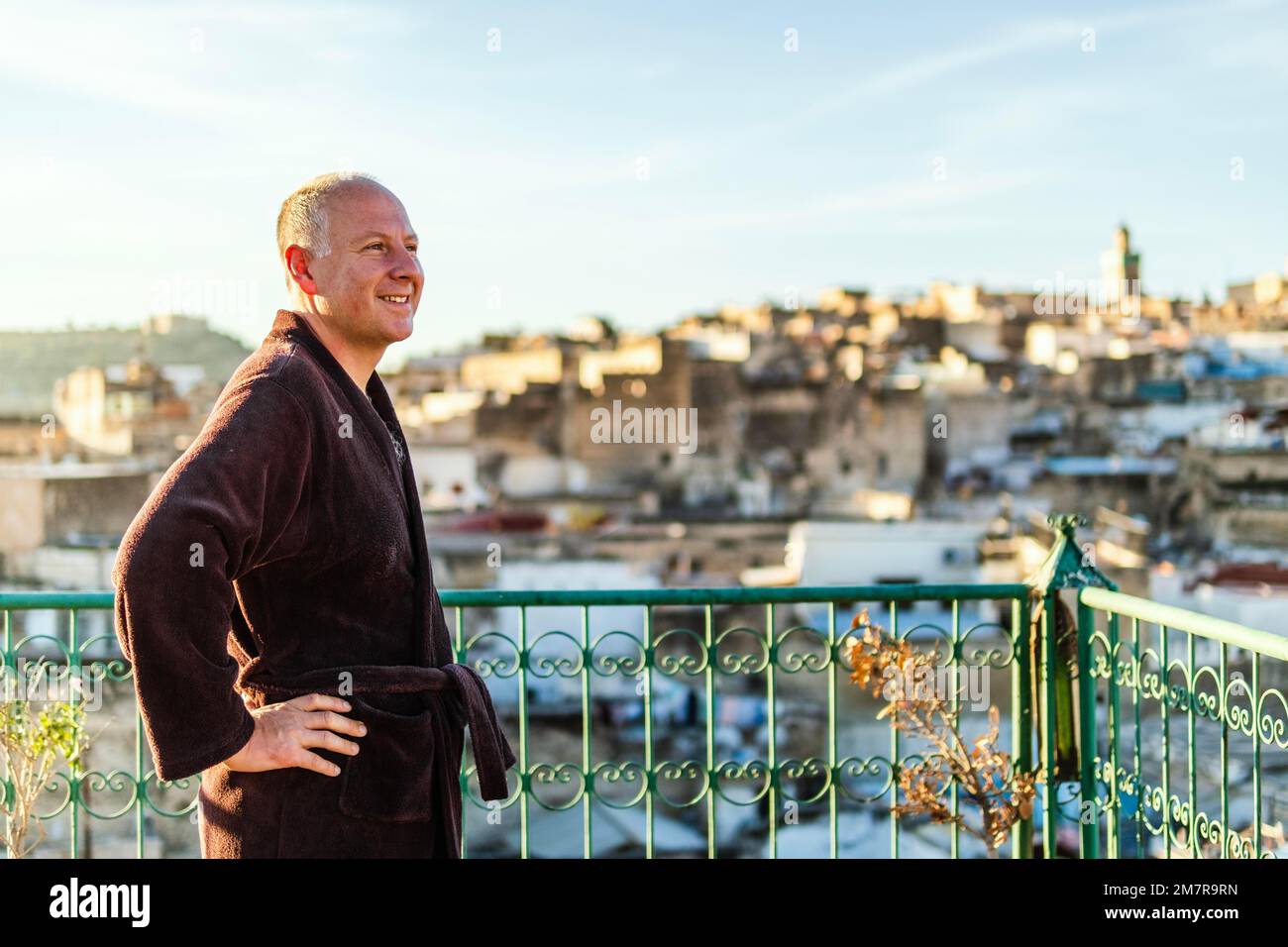 Homme sur le toit bénéficiant d'une vue sur la vieille médina arabe de Fès, le Maroc, l'Afrique du Nord Banque D'Images