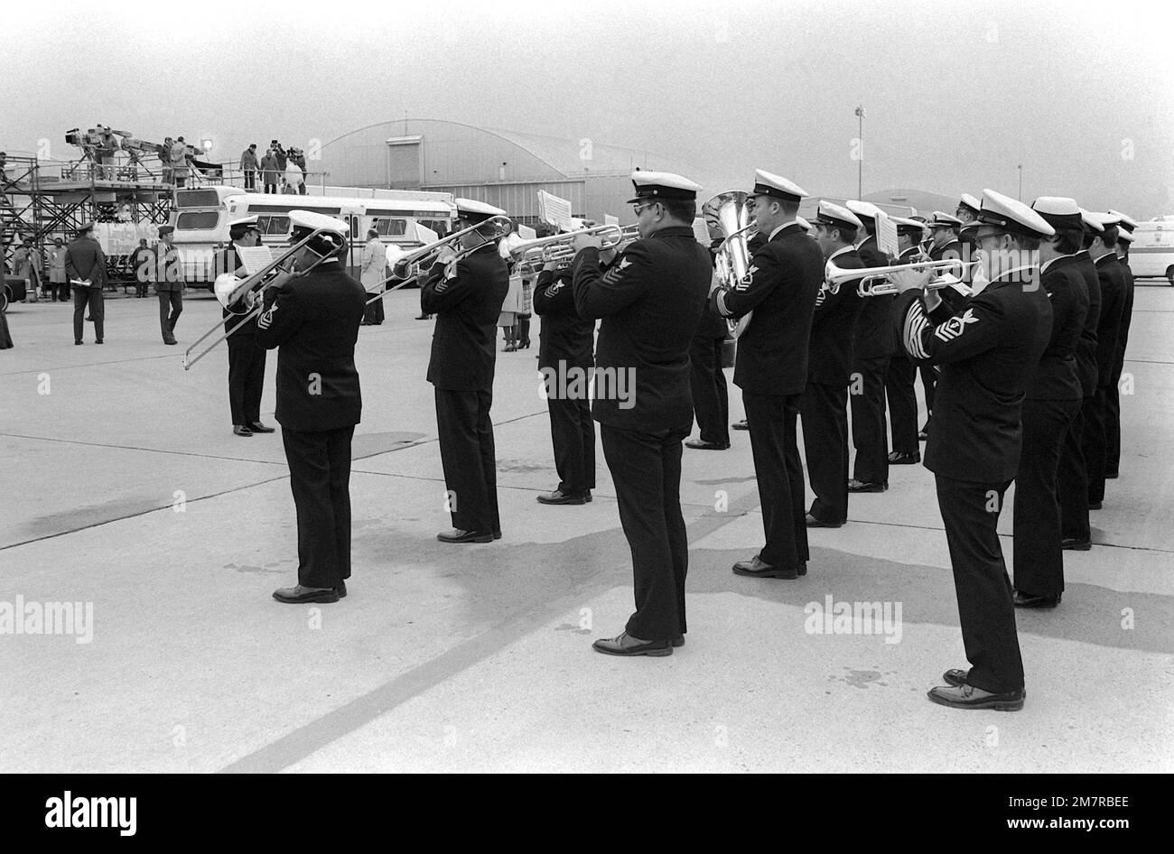 États-Unis Navy Band joue pour accueillir les Américains retenus en otage par l'Iran à la maison après leur libération. Base: Andrews Air Force base État: Maryland (MD) pays: États-Unis d'Amérique (USA) Banque D'Images États-Unis Navy Band joue pour accueillir les Américains retenus en otage par l'Iran à la maison après leur libération. Base: Andrews Air Force base État: Maryland (MD) pays: États-Unis d'Amérique (USA) Banque D'Images