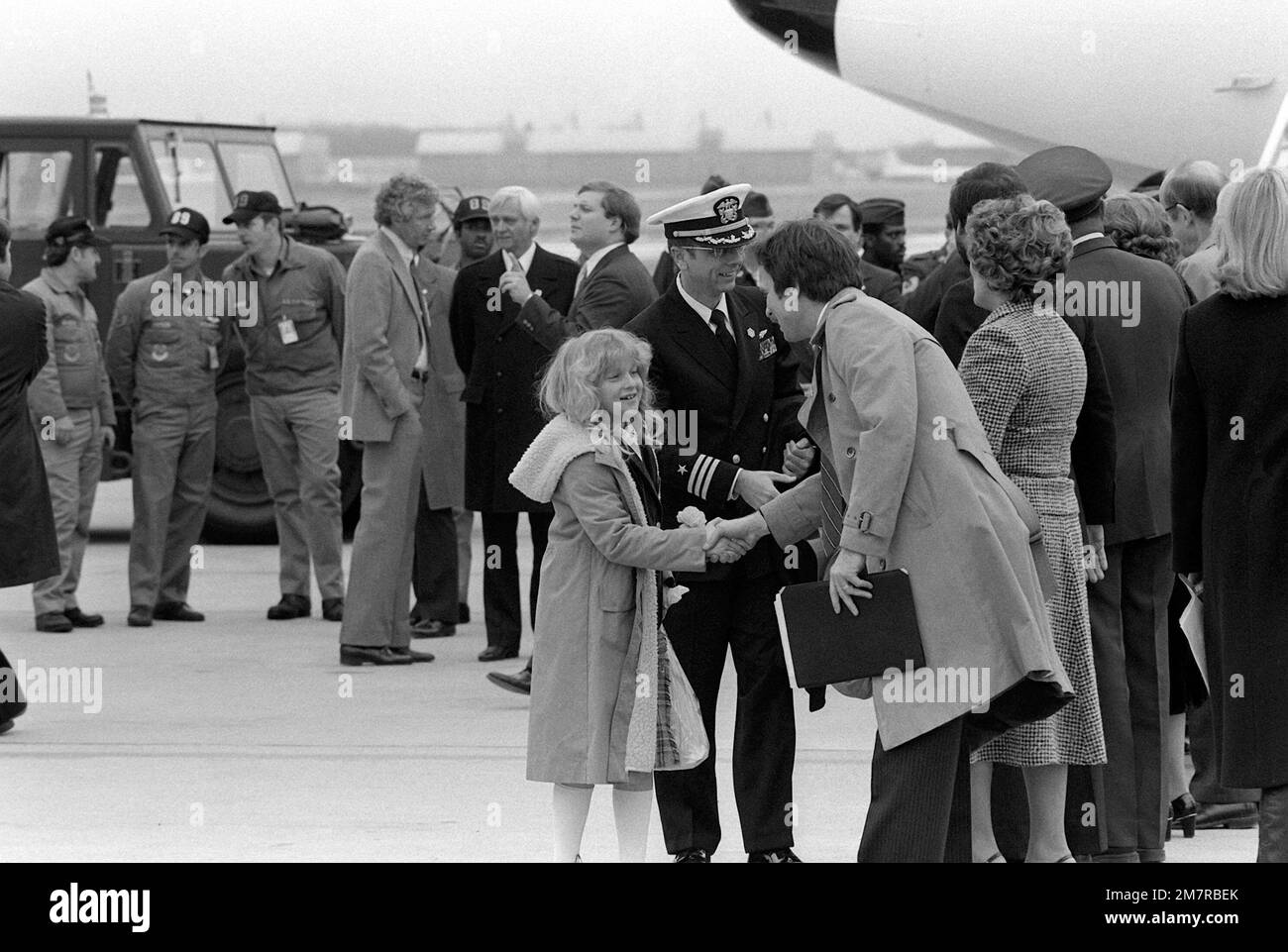 Les Américains récemment libérés d'Iran, où ils ont été retenus en otage, sont accueillis par leurs familles à leur arrivée à la base. Base: Andrews Air Force base État: Maryland (MD) pays: États-Unis d'Amérique (USA) Banque D'Images Les Américains récemment libérés d'Iran, où ils ont été retenus en otage, sont accueillis par leurs familles à leur arrivée à la base. Base: Andrews Air Force base État: Maryland (MD) pays: États-Unis d'Amérique (USA) Banque D'Images