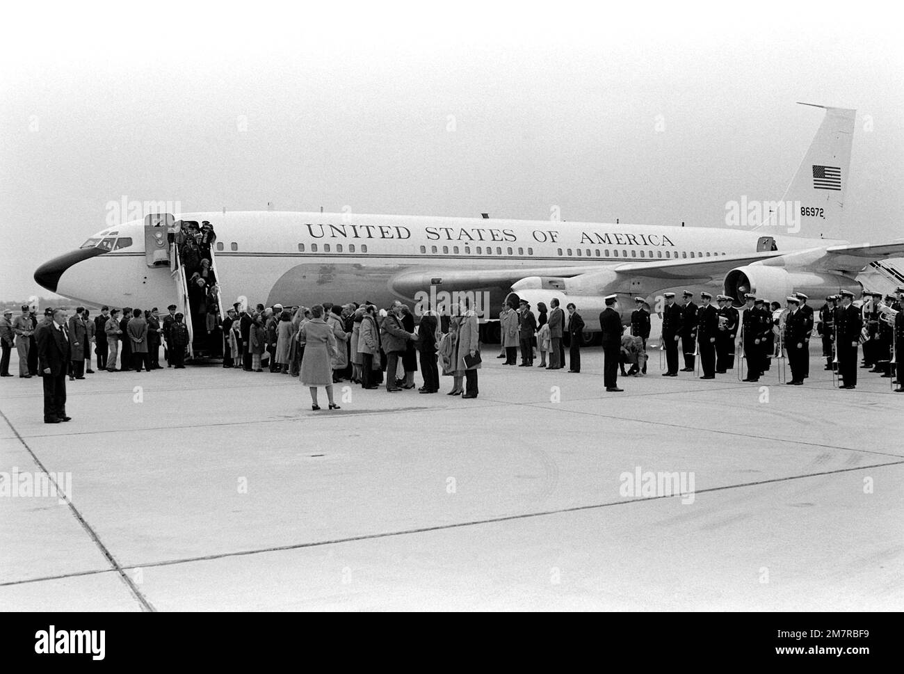 Les Américains ont récemment été libérés d'Iran, où ils ont été retenus en otage, et leurs familles débarquent de Freedom One, un avion de la Force aérienne VC-137 Stratoliner. Base: Andrews Air Force base État: Maryland (MD) pays: États-Unis d'Amérique (USA) Banque D'Images Les Américains ont récemment été libérés d'Iran, où ils ont été retenus en otage, et leurs familles débarquent de Freedom One, un avion de la Force aérienne VC-137 Stratoliner. Base: Andrews Air Force base État: Maryland (MD) pays: États-Unis d'Amérique (USA) Banque D'Images