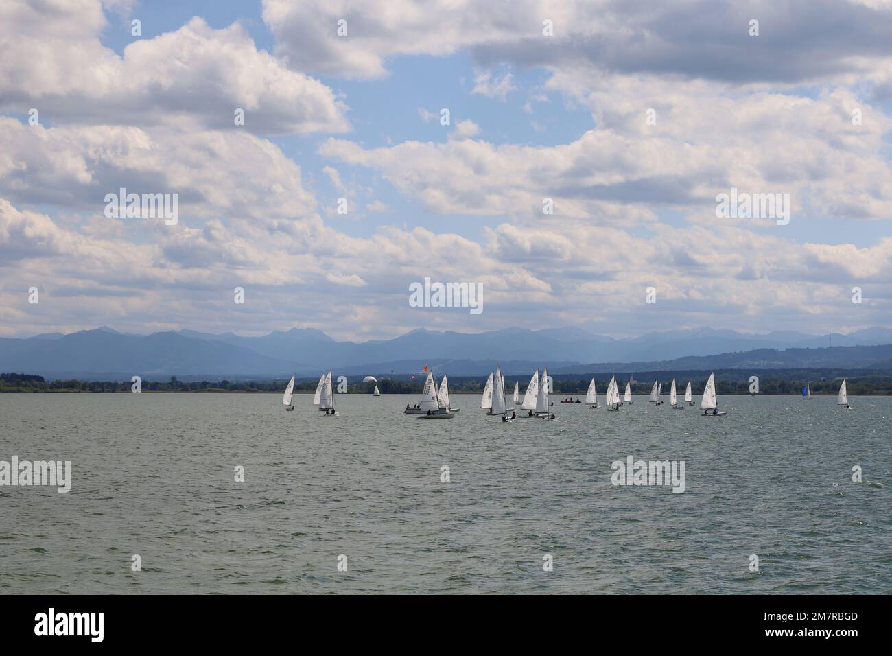 Les bateaux à voile sur le lac d'Ammersee en Allemagne Banque D'Images