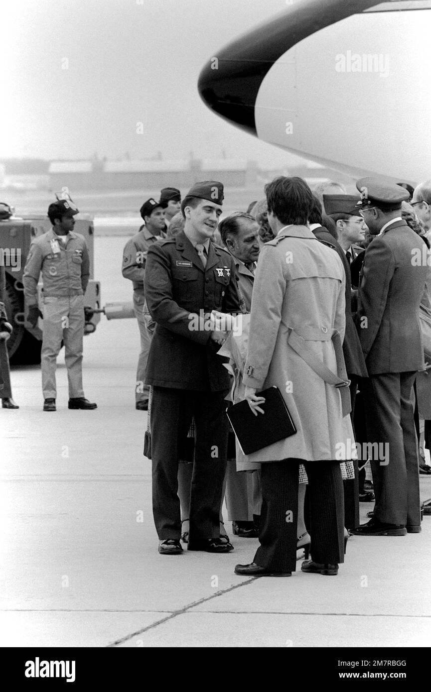 Les Américains récemment libérés d'Iran, où ils ont été retenus en otage, sont accueillis par leurs familles à leur arrivée à la base. Base: Andrews Air Force base État: Maryland (MD) pays: États-Unis d'Amérique (USA) Banque D'Images Les Américains récemment libérés d'Iran, où ils ont été retenus en otage, sont accueillis par leurs familles à leur arrivée à la base. Base: Andrews Air Force base État: Maryland (MD) pays: États-Unis d'Amérique (USA) Banque D'Images