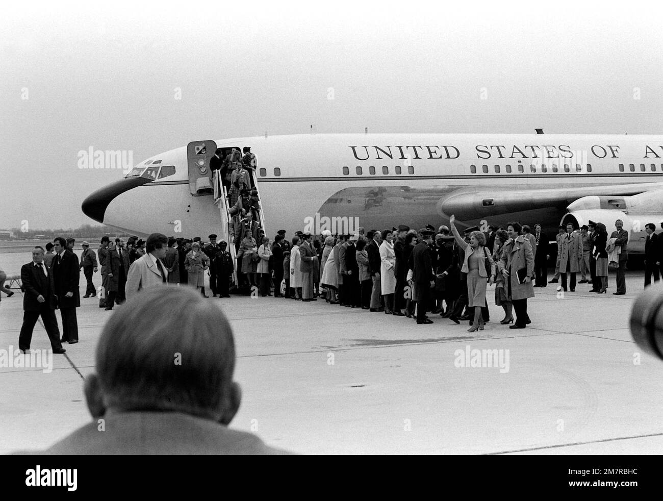 Les Américains ont récemment été libérés d'Iran, où ils ont été retenus en otage, et leurs familles débarquent de Freedom One, un avion de la Force aérienne VC-137 Stratoliner. Base: Andrews Air Force base État: Maryland (MD) pays: États-Unis d'Amérique (USA) Banque D'Images Les Américains ont récemment été libérés d'Iran, où ils ont été retenus en otage, et leurs familles débarquent de Freedom One, un avion de la Force aérienne VC-137 Stratoliner. Base: Andrews Air Force base État: Maryland (MD) pays: États-Unis d'Amérique (USA) Banque D'Images