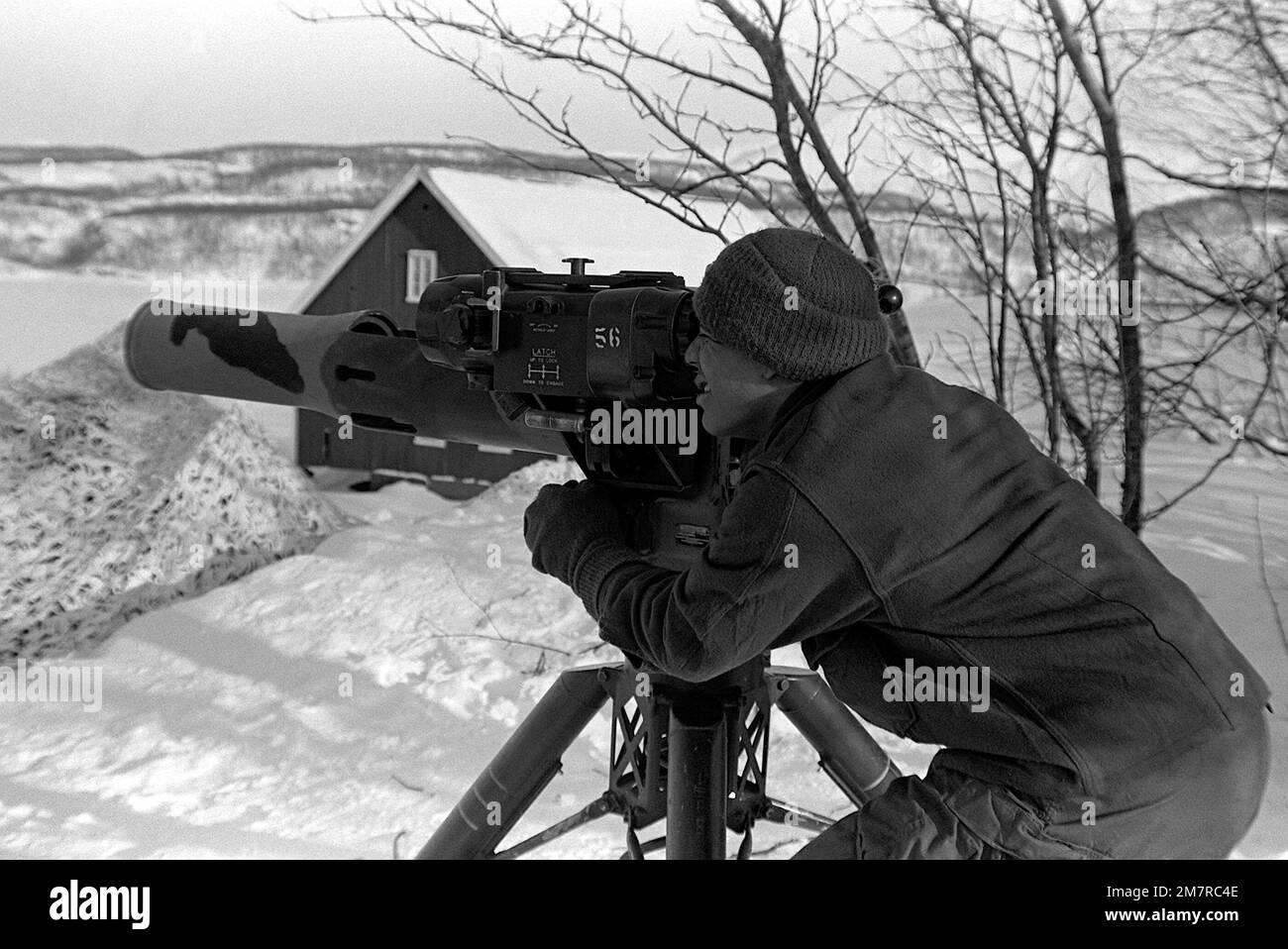 Un tireur marin sur le système d'armes à guidage optique (REMORQUAGE) à lancement en tube vise sur une cible. Le REMORQUAGE est une arme anti-char lourde qui fait partie du BATAILLON 1st, 6th Marines. Pays: Norvège (NOR) Banque D'Images Un tireur marin sur le système d'armes à guidage optique (REMORQUAGE) à lancement en tube vise sur une cible. Le REMORQUAGE est une arme anti-char lourde qui fait partie du BATAILLON 1st, 6th Marines. Pays: Norvège (NOR) Banque D'Images