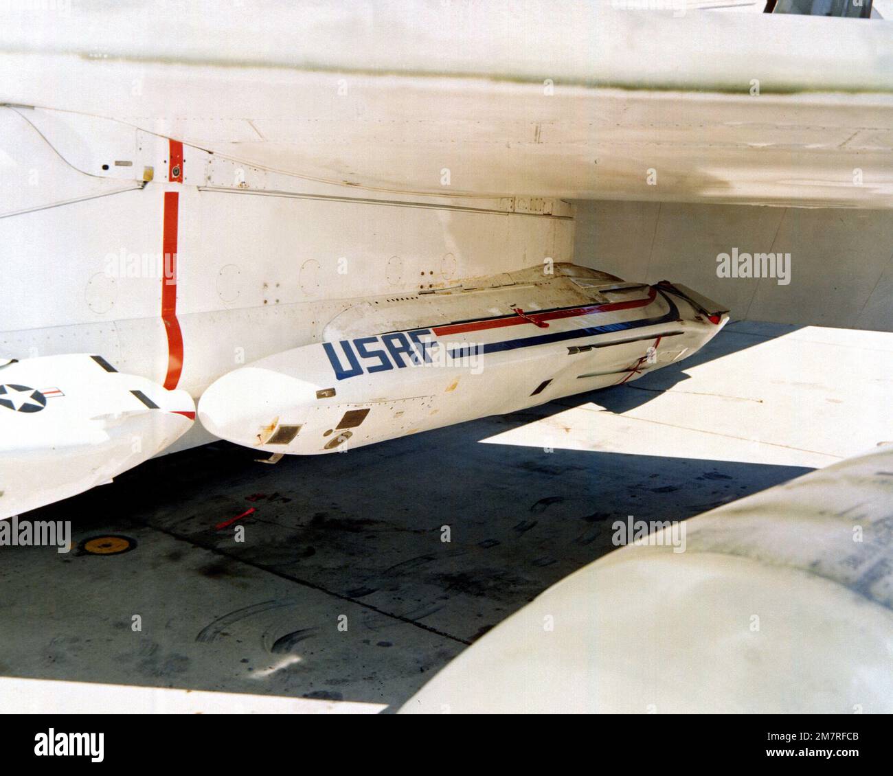 Vue d'un missile de croisière AGM-86B à lancement aérien chargé sur un pylône B-52G StratoFortress. Pays : inconnu Banque D'Images