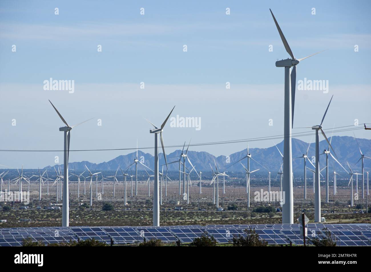 Moulins à énergie renouvelable et panneaux solaires dans le désert de Californie Banque D'Images