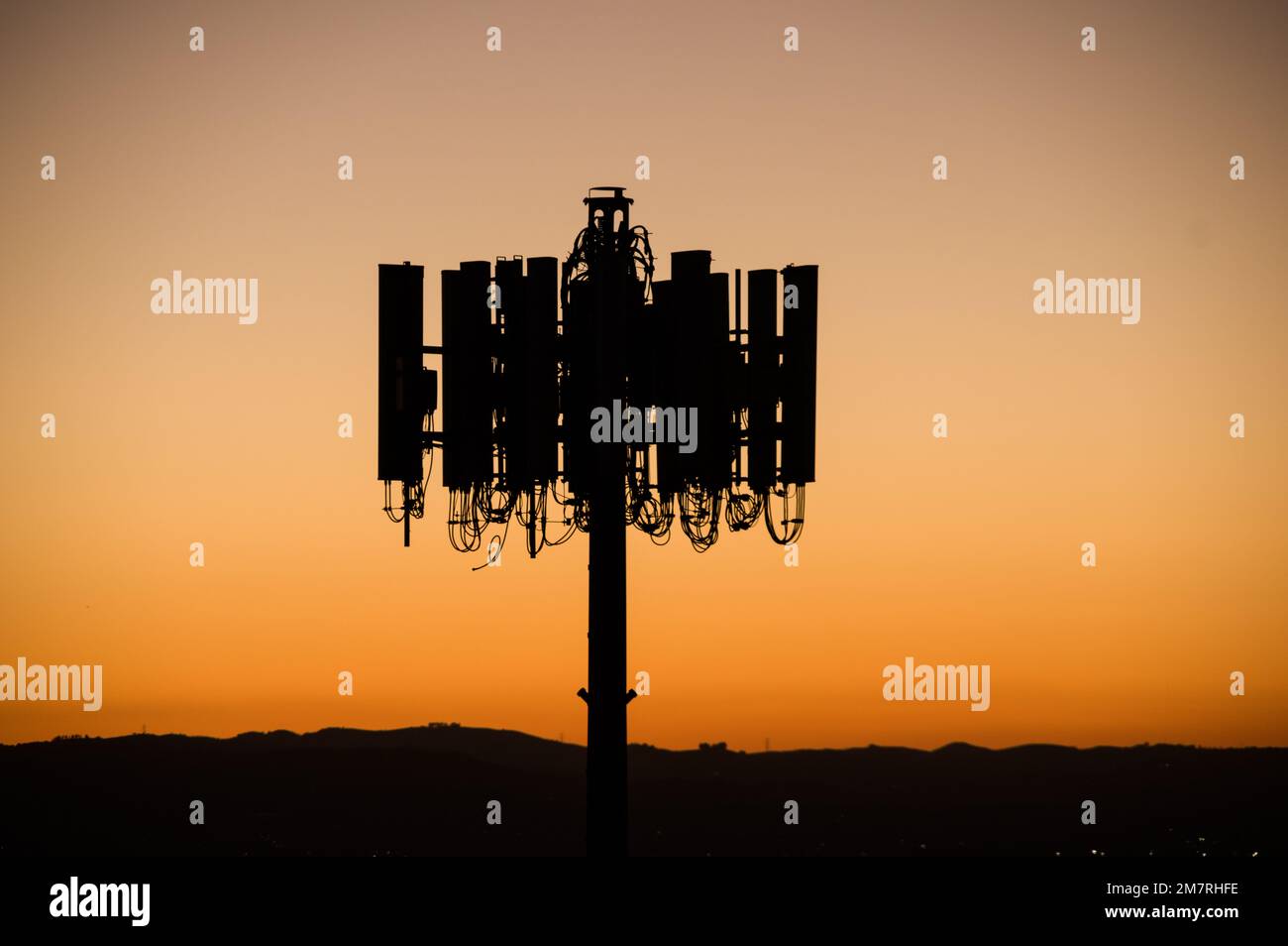 silhouette des antennes de la tour de téléphone cellulaire contre un ciel nocturne Banque D'Images