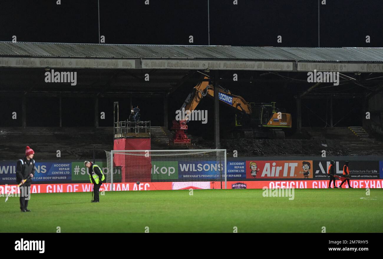 Wrexham, Wrexham County Borough, pays de Galles. 10th janvier 2023. La démolition du stand de Wrexham 'Kop' est en cours, pendant le club de football de Wrexham Association V Bromley football Club au champ de courses, dans la Vanarama National League. (Image crédit : ©Cody Froggatt) Banque D'Images