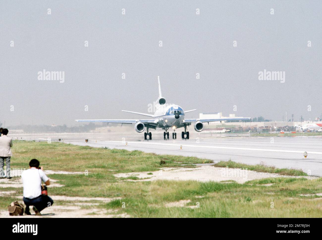 Le premier avion-citerne/cargo avancé KC-10A Extender se prépare au décollage après les cérémonies de livraison à l'usine de McDonnell Douglas Corp. L'avion se dirige vers la base aérienne de Barksdale, en Louisiane. Base: Long Beach État: Californie (CA) pays: Etats-Unis d'Amérique (USA) Banque D'Images