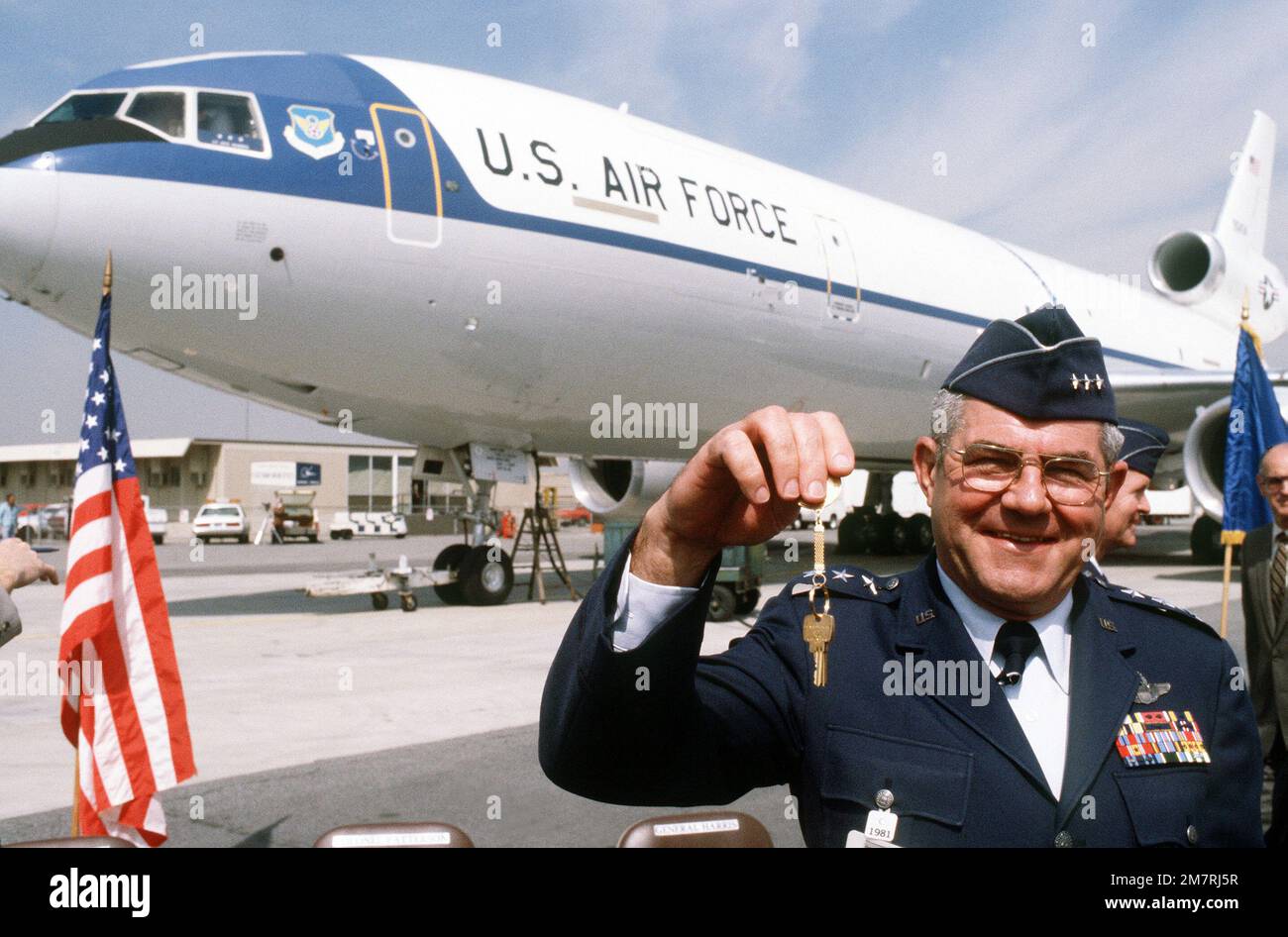 LE LGÉN Edgar S. Harris Jr., commandant de la Force aérienne en 8th, détient les clés du premier avion-citerne/cargo avancé KC-10A Extender livré à la Force aérienne. Des cérémonies de livraison ont eu lieu à l'usine de McDonnell Douglas Corp. Base: Long Beach État: Californie (CA) pays: Etats-Unis d'Amérique (USA) Banque D'Images