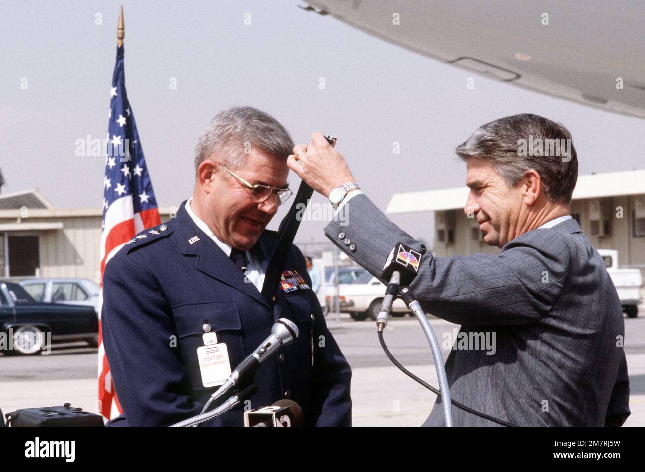 États-Unis La Force aérienne accepte le premier avion-citerne/cargo avancé KC-10A Extender lors d'une cérémonie traditionnelle au cours de laquelle McDonnell Douglas Corp Le président John C. Brizendine coupe le lien entre le Lgén Edgar S. Harris Jr., commandant de la Force aérienne en 8th. Base: Long Beach État: Californie (CA) pays: Etats-Unis d'Amérique (USA) Banque D'Images