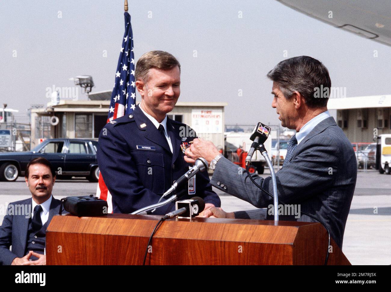 LE COL John Patterson, représentant de l'usine de la Force aérienne, accepte les clés de John C. Brizendine, président de McDonnell Douglas Corp., à la livraison du premier avion-citerne/cargo avancé KC-10A Extender. Base: Long Beach État: Californie (CA) pays: Etats-Unis d'Amérique (USA) Banque D'Images