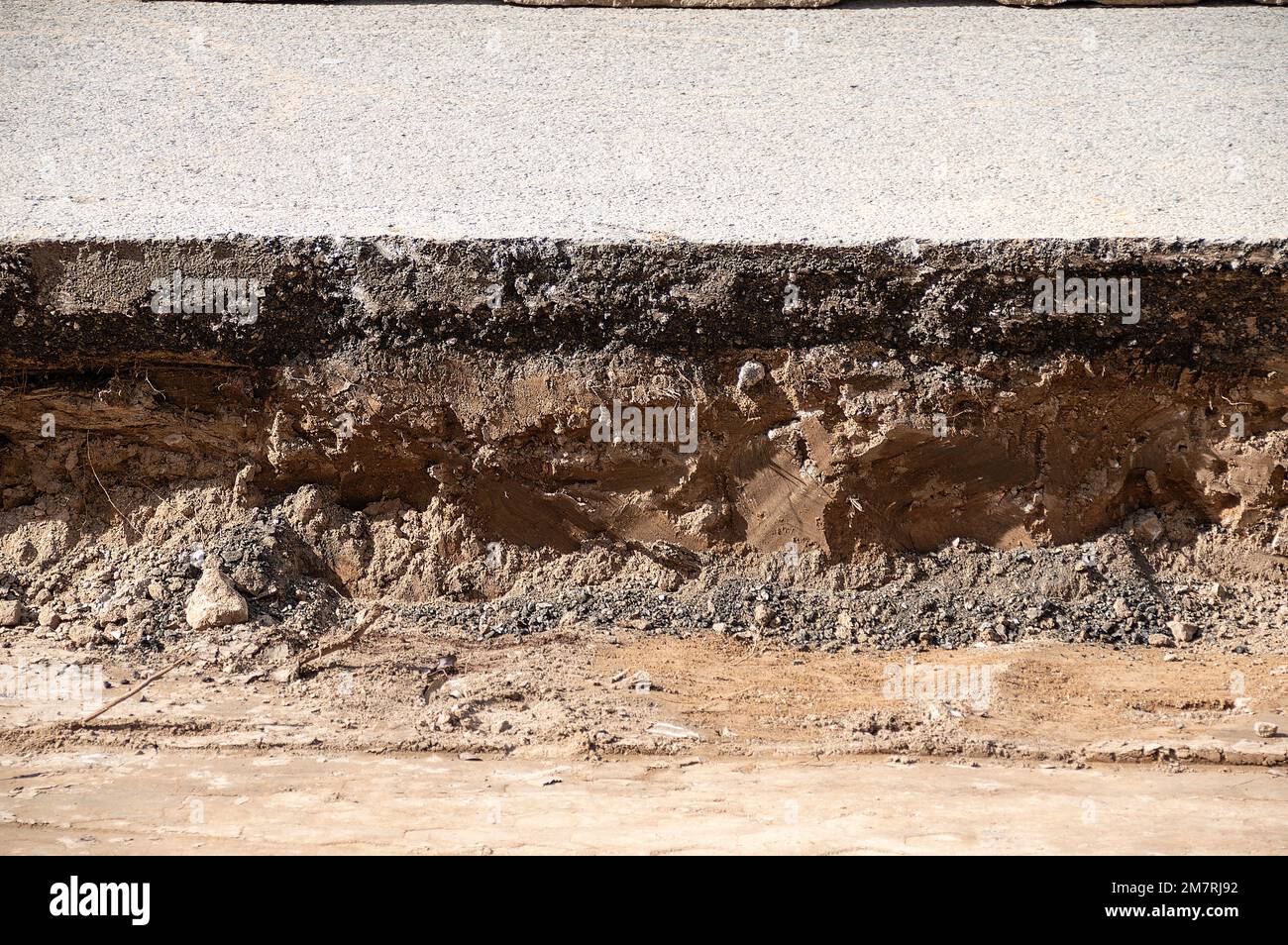 route de couche d'asphalte avec prairie à la ville Banque D'Images