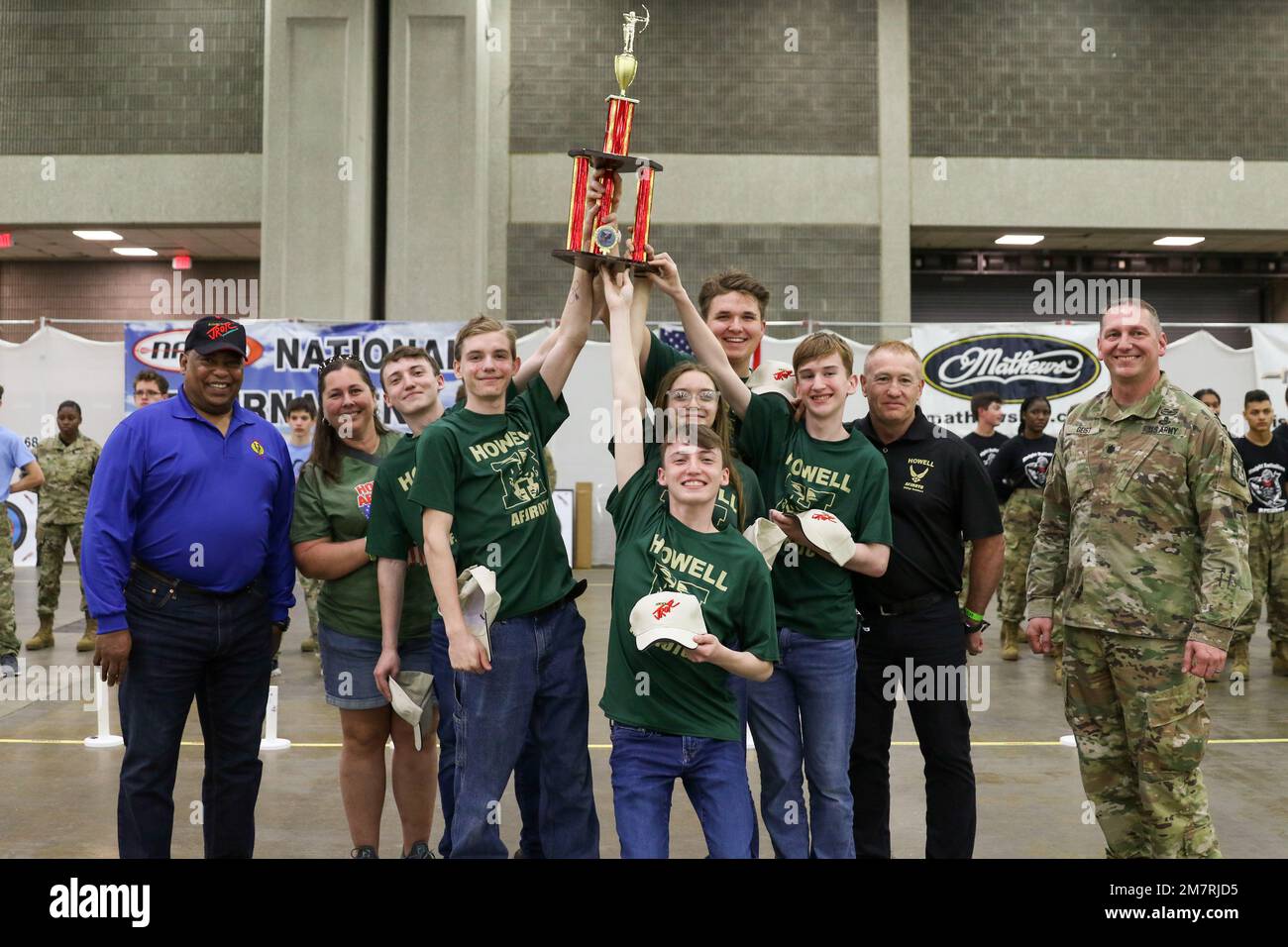 Plus de 100 cadets du JROTC de 13 écoles secondaires varioud ont participé au championnat de l'est du JROTC organisé par le Programme national de tir à l'arc dans les écoles (NASP) sur 12 mai 2022, à Louisville, Ky. | photo par Amy Turner Banque D'Images