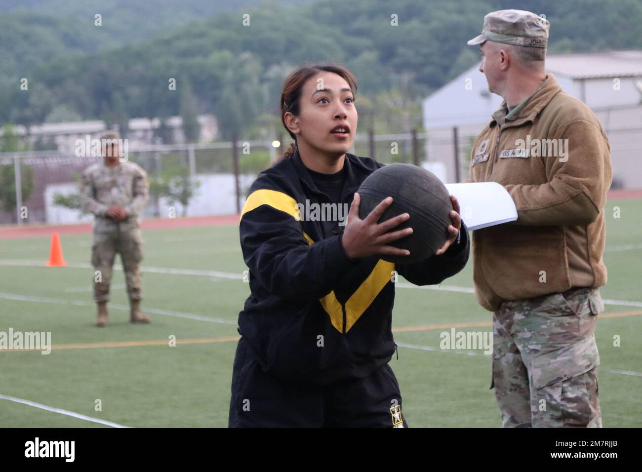 ÉTATS-UNIS Le Sgt Salma Maharajan, 65th brigade médicale, participe à un test de condition physique de combat de l'armée lors de la huitième compétition de meilleur guerrier et d'escouade de l'armée 2022 au Camp Casey, en Corée du Sud, au 12 mai 2022. L’ACFT est l’un des nombreux événements de la huitième compétition de l’Armée de terre pour le meilleur guerrier et l’escouade. Il se compose de six exercices, du levage maximal, de la course à pied debout, de la poussée de libération manuelle, du sprint-drag-carry, de la partie de jambe et de la course de deux kilomètres. Banque D'Images