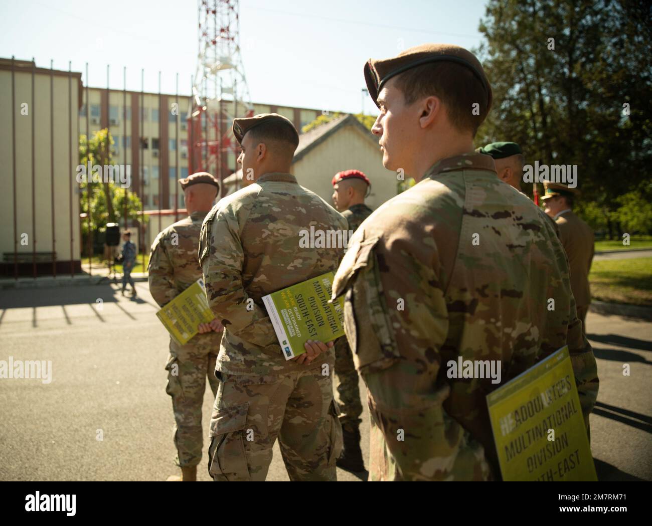 ÉTATS-UNIS Armée 1st Sgt. Jesse Schuster, Sgt. 1st classe Otto Niesluchowski et Sgt. Tyler Coburn, tous affectés au 2nd Bataillon d'infanterie, 4th Brigade d'assistance des forces de sécurité, sont en formation en tant que groupe de membres du service de l'OTAN, sont reconnus pour leurs divers efforts au quartier général de la Division multinationale Sud-est, Bucarest, Roumanie, 12 mai 2022. 4th la brigade d'assistance des forces de sécurité collabore avec des forces alliées et des forces terrestres partenaires afin d'accroître la capacité interne et l'interopérabilité à l'appui des États-Unis Les objectifs de coopération en matière de sécurité de l'armée en Europe et en Afrique. Nous en sommes ainsi Banque D'Images